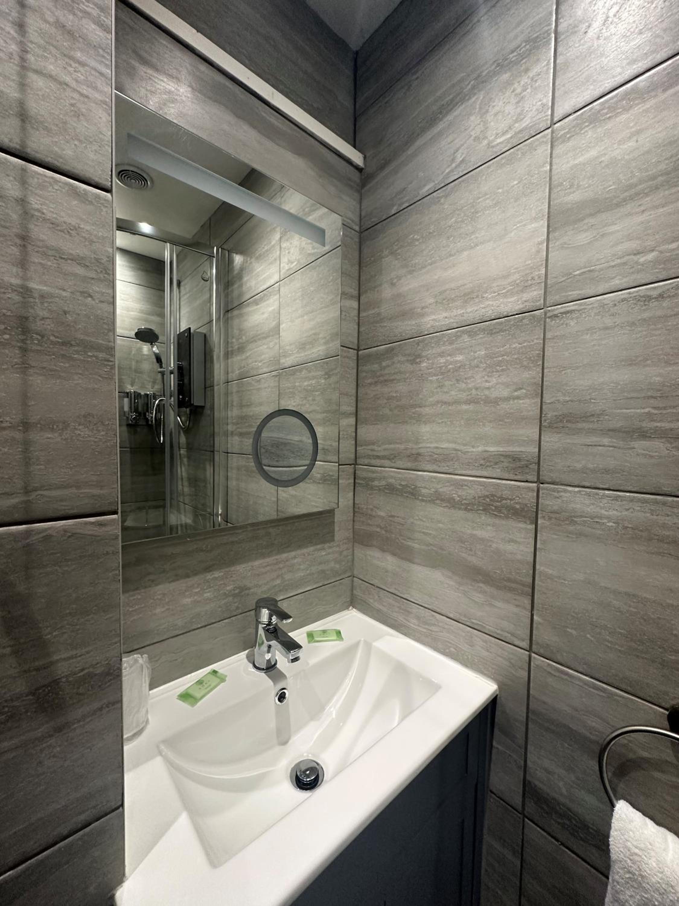 Twin Room - Photo 17