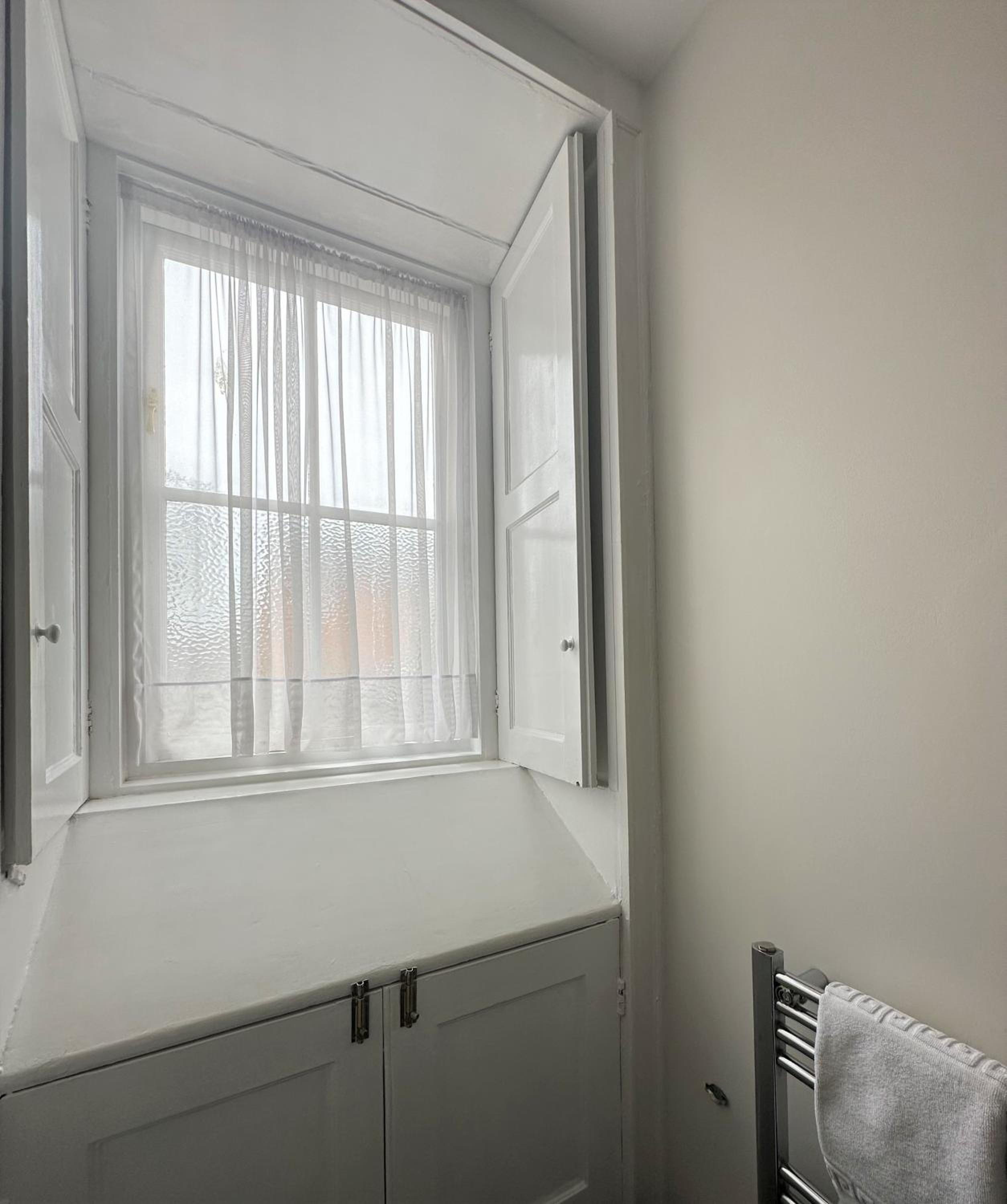 Twin Room - Photo 18