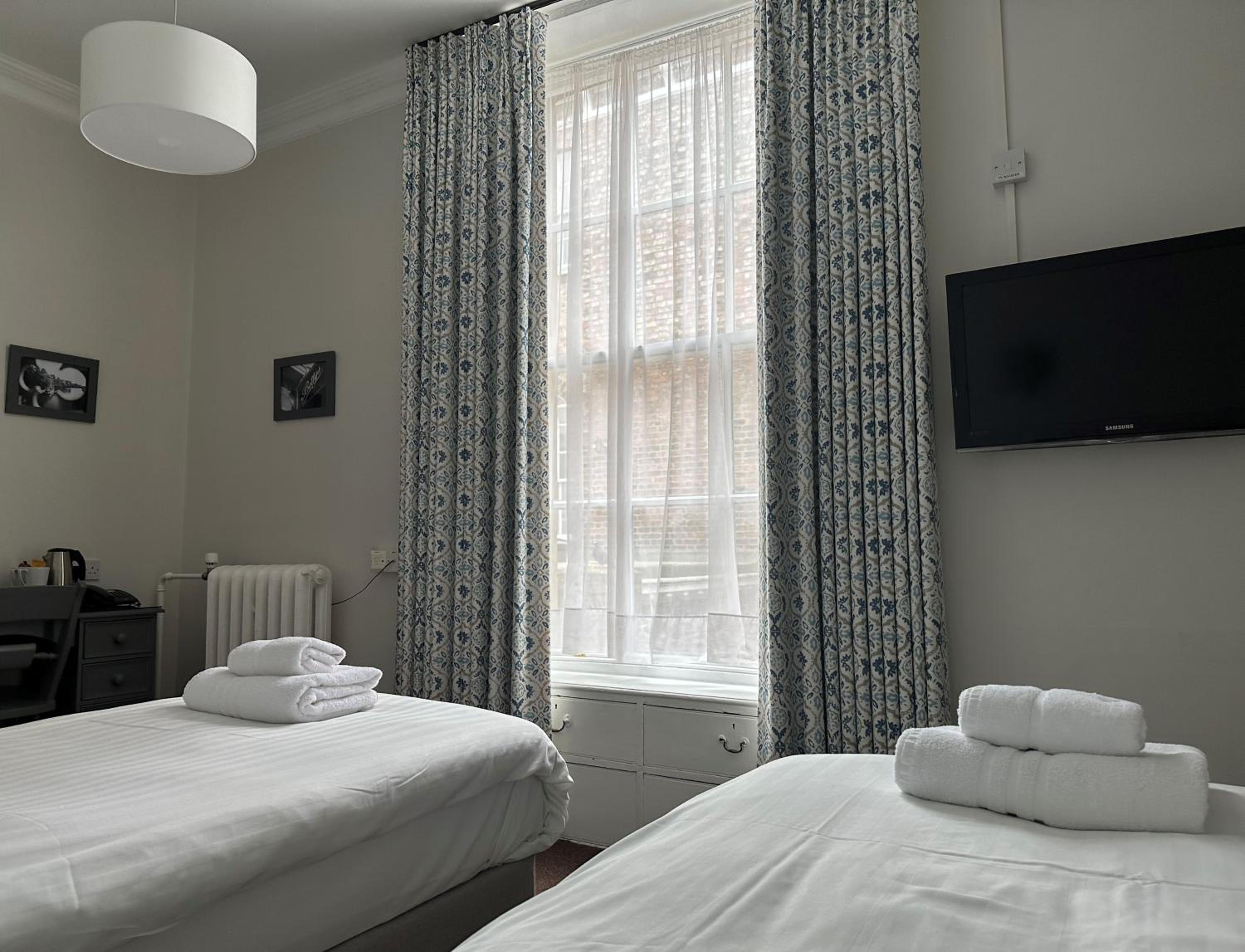 Twin Room - Photo 5