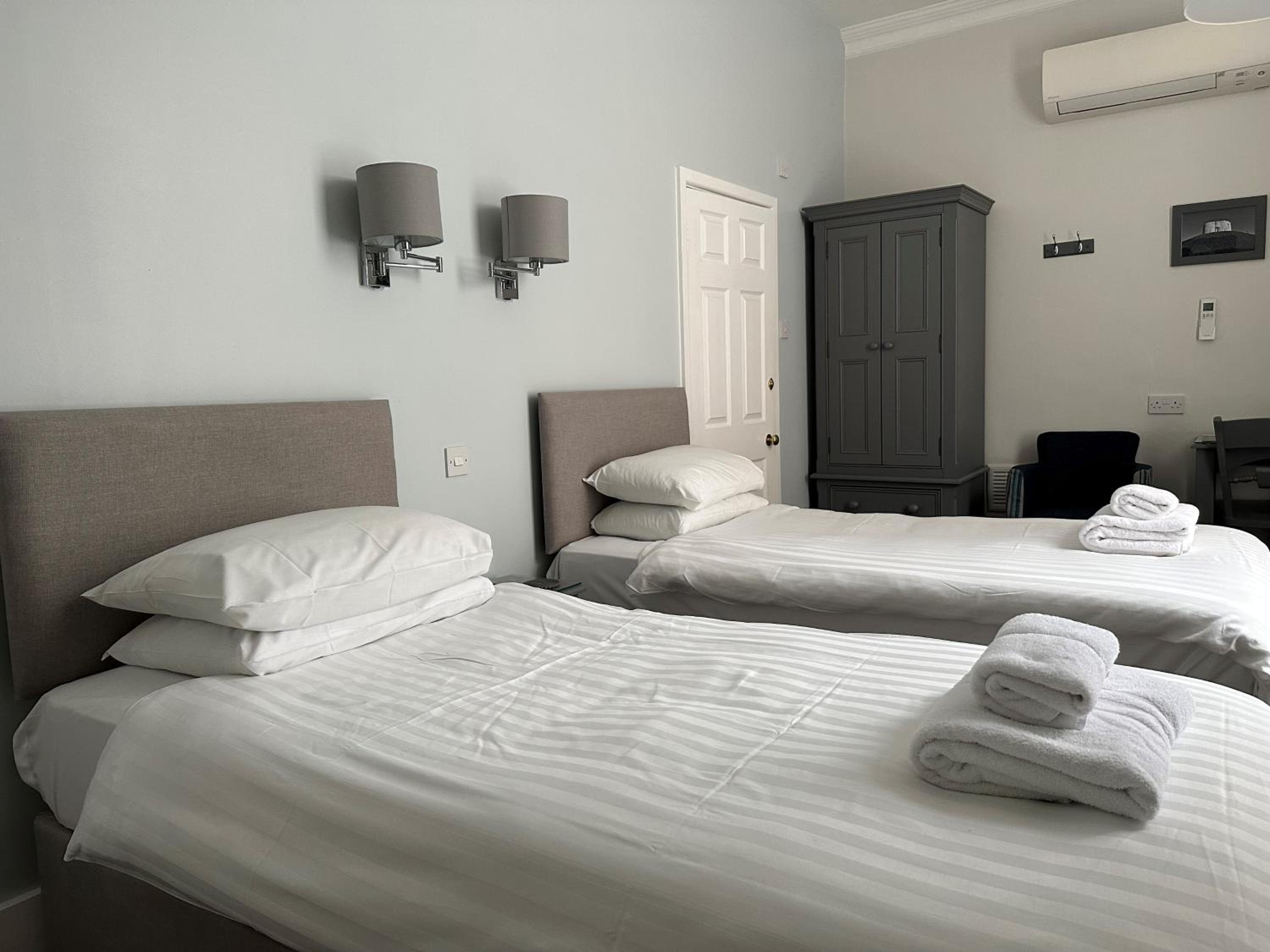 Twin Room - Photo 6