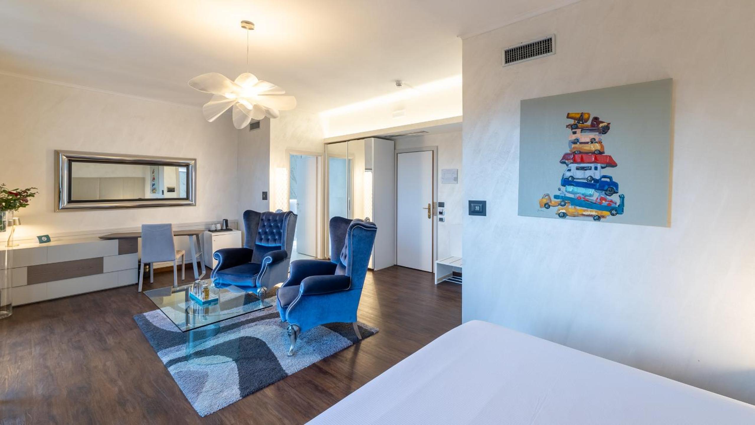 Suite with Spa Access - Photo 19