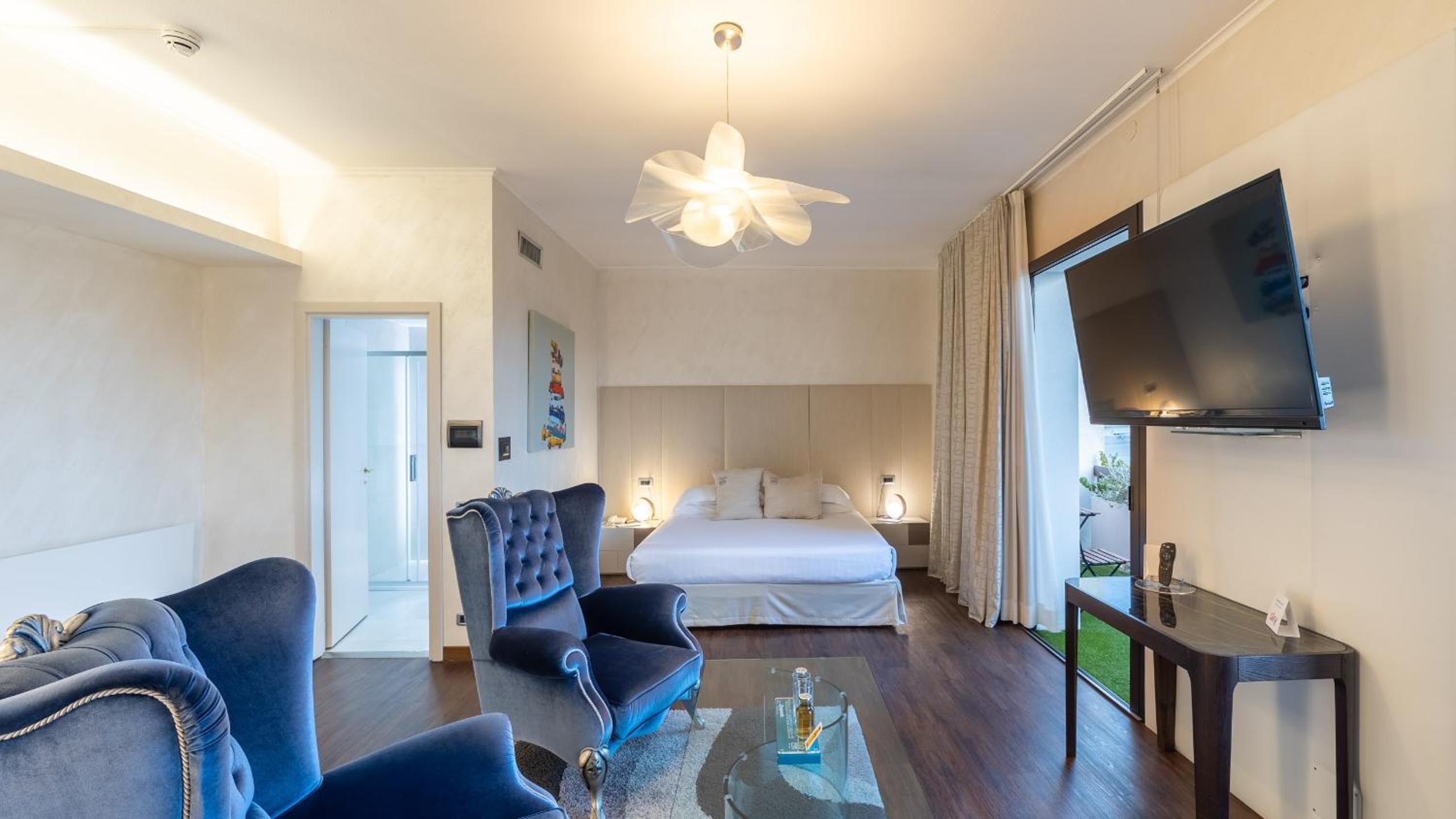Suite with Spa Access - Photo 20