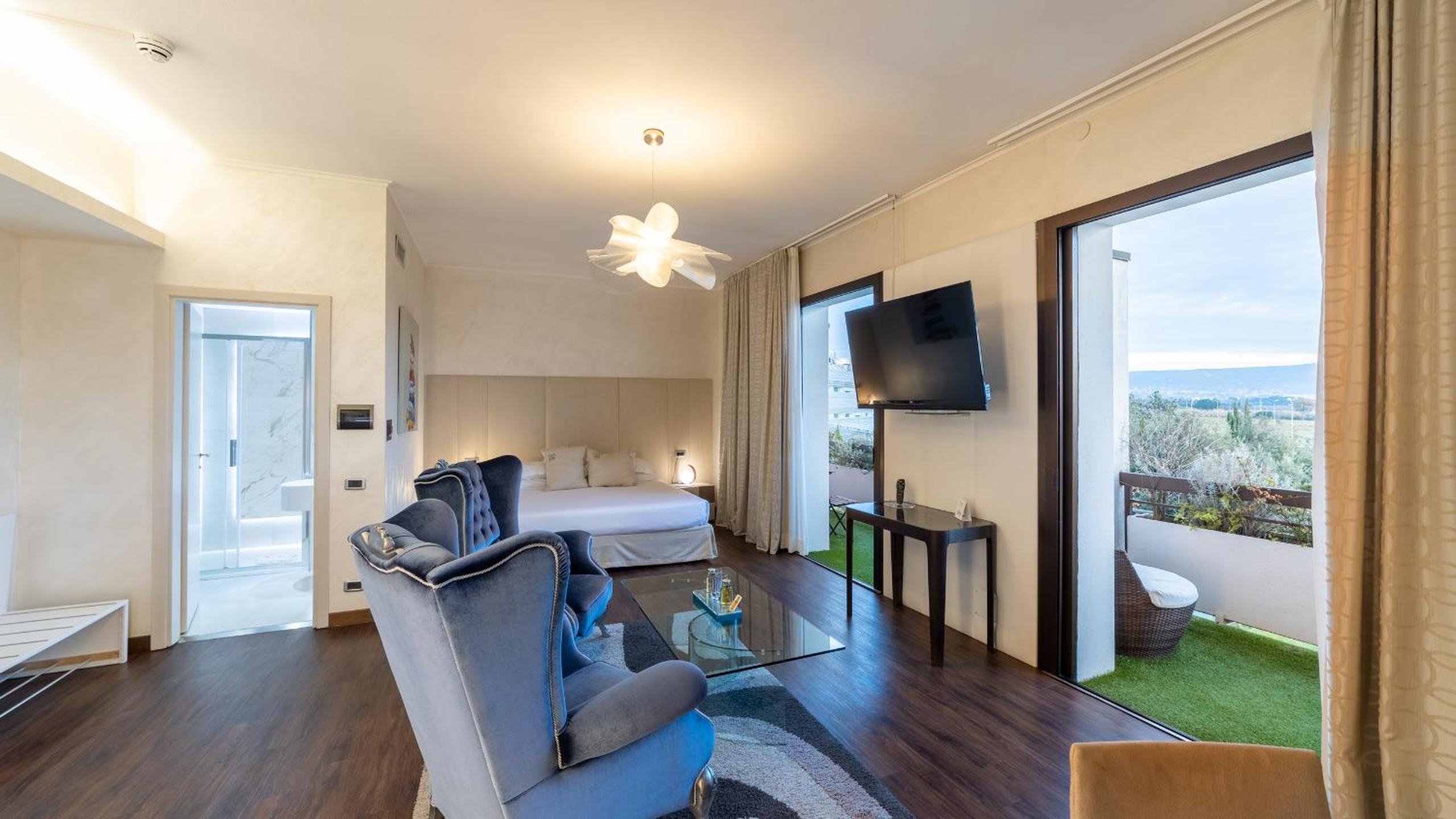 Suite with Spa Access - Photo 17