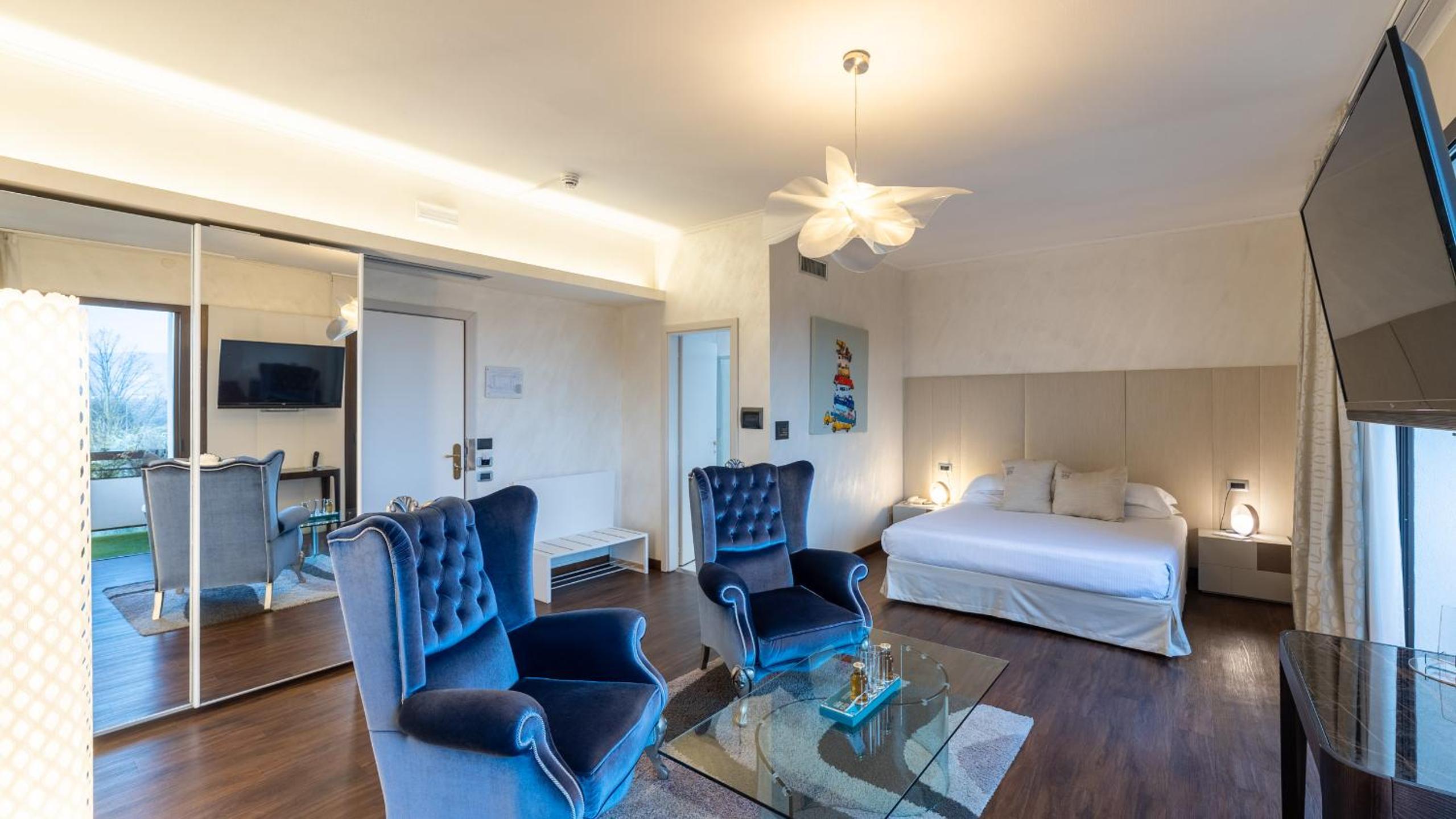 Suite with Spa Access - Photo 18