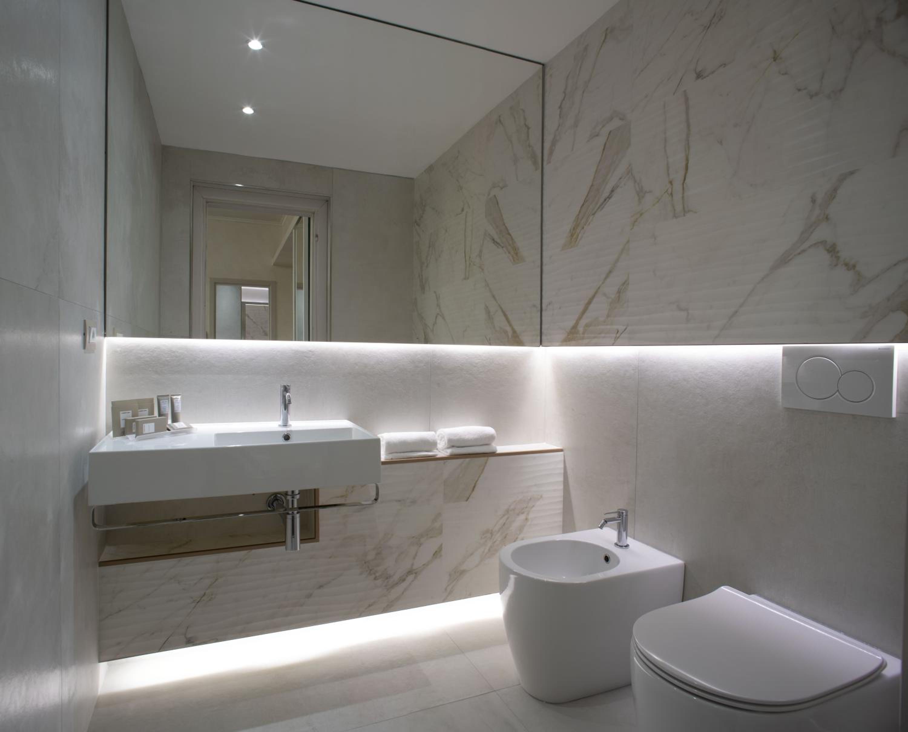 Suite with Spa Access - Photo 23