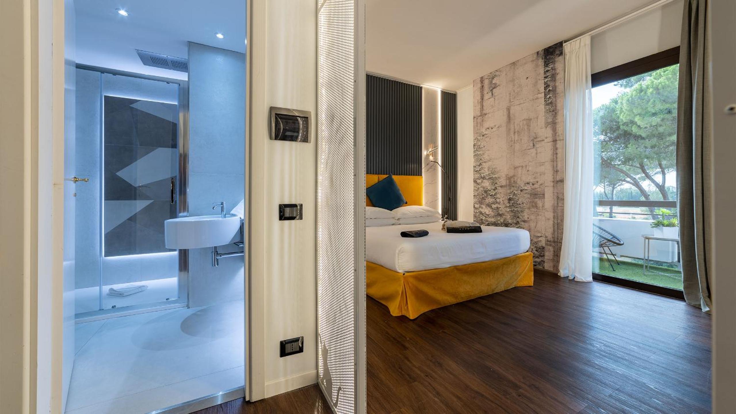 Suite with Spa Access - Photo 8
