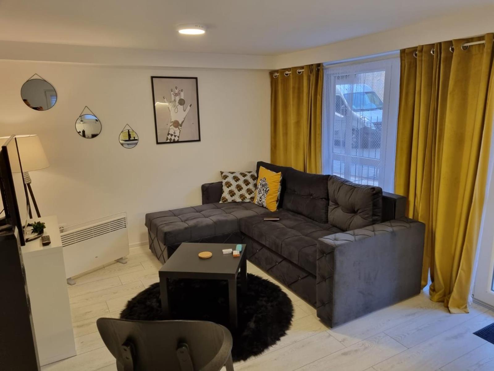 One-Bedroom Apartment photo 1