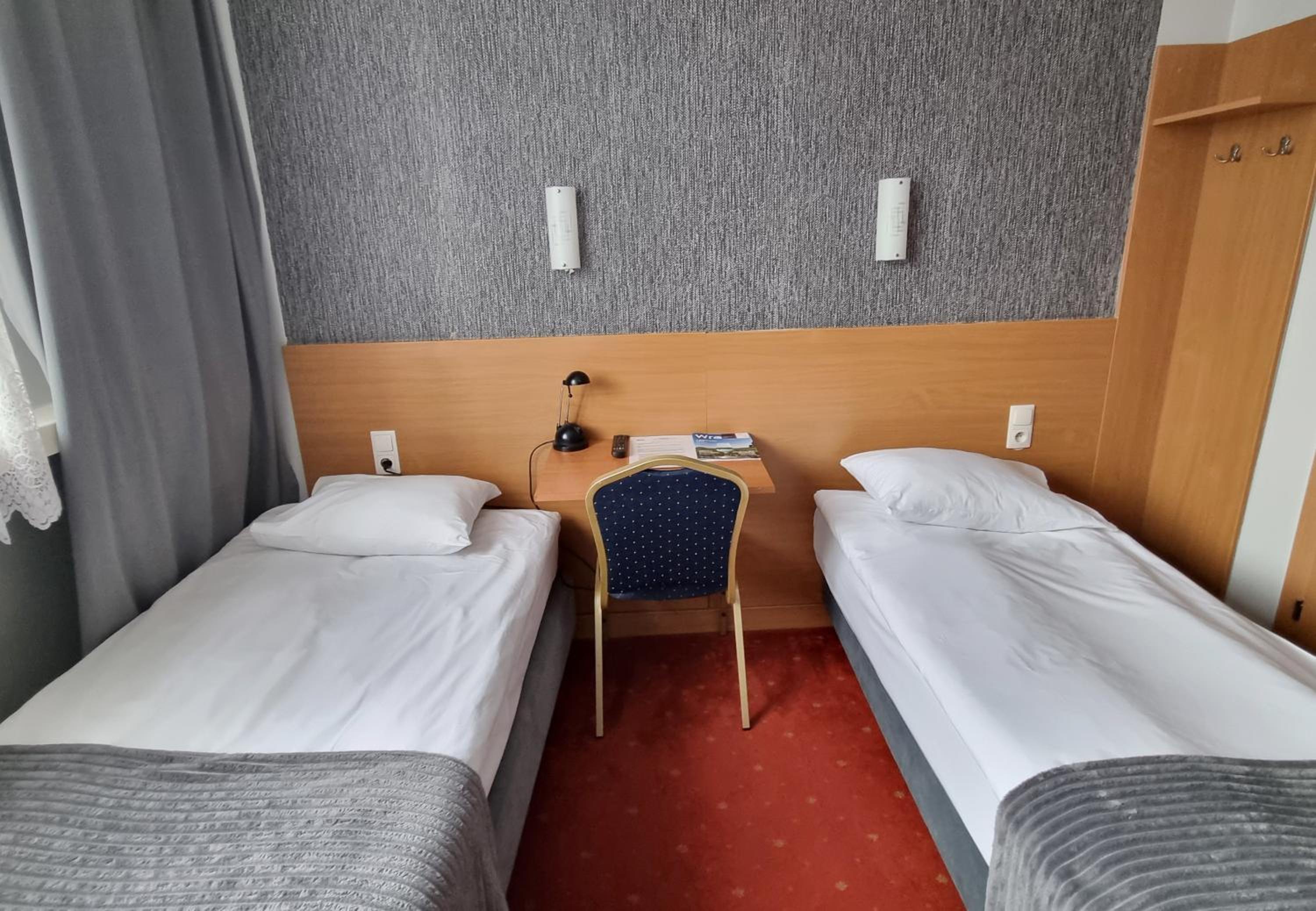 Twin Room - Photo 11