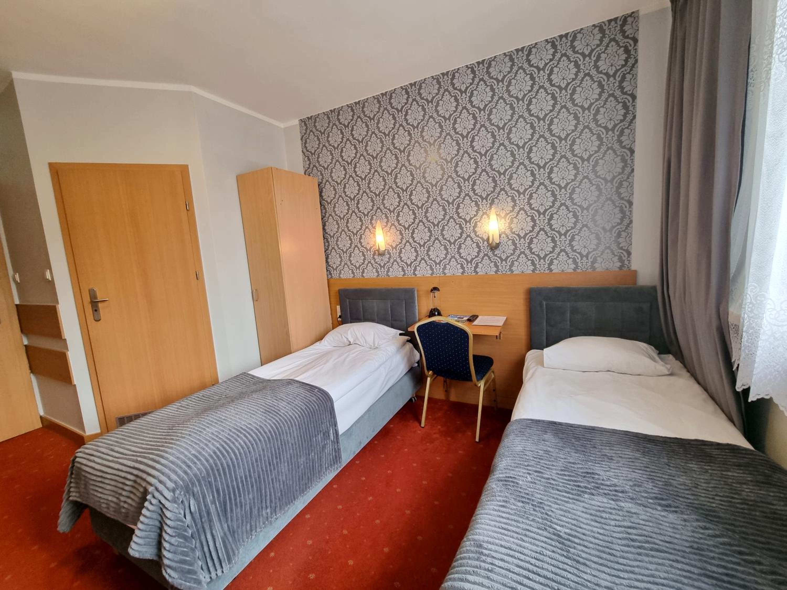 Twin Room - Photo 12