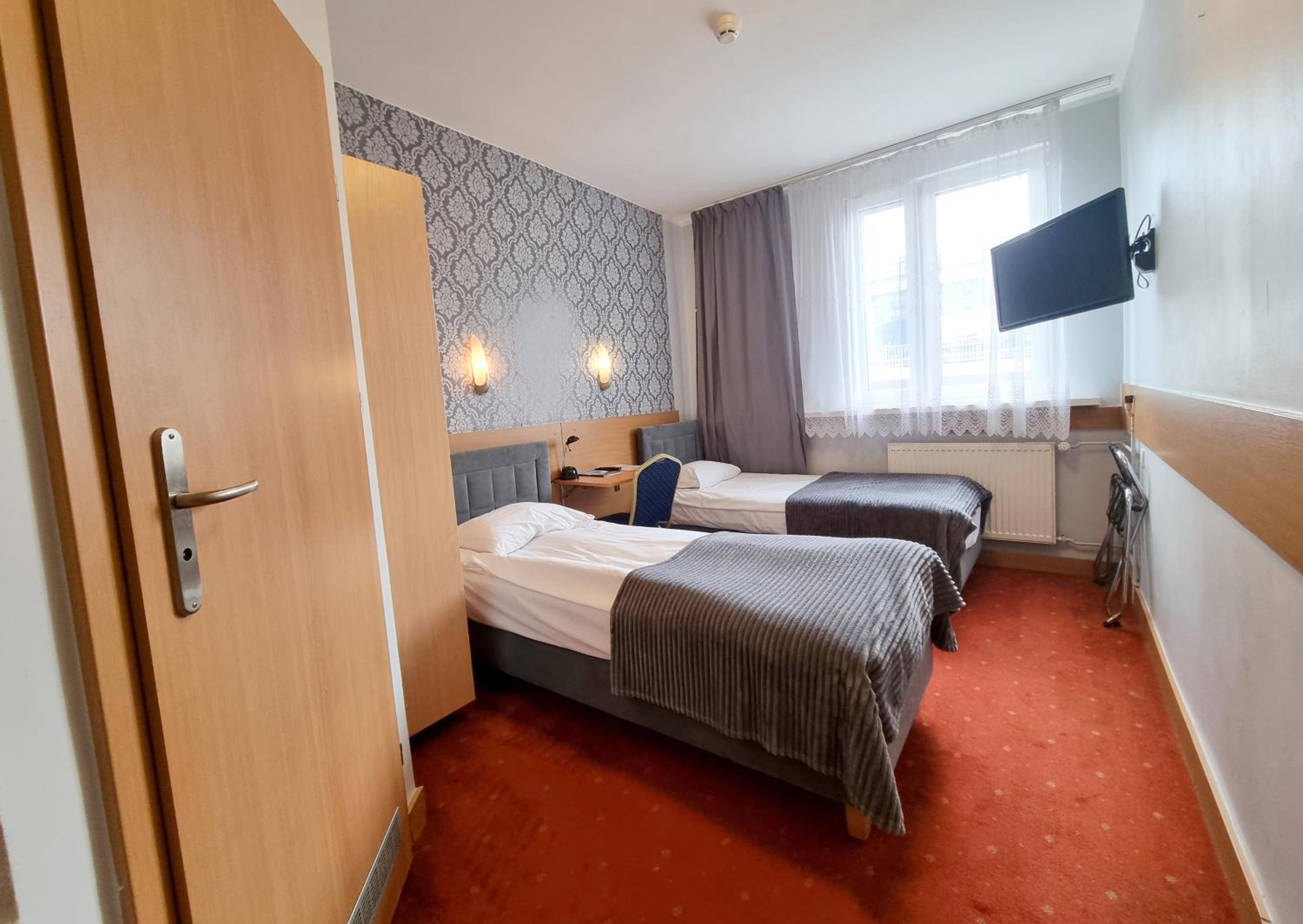 Twin Room - Photo 3