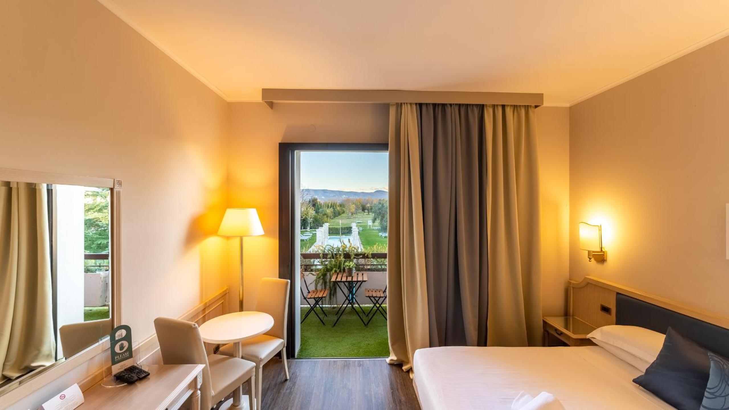 Deluxe Double Room with Spa Access and Pool View - Photo 5
