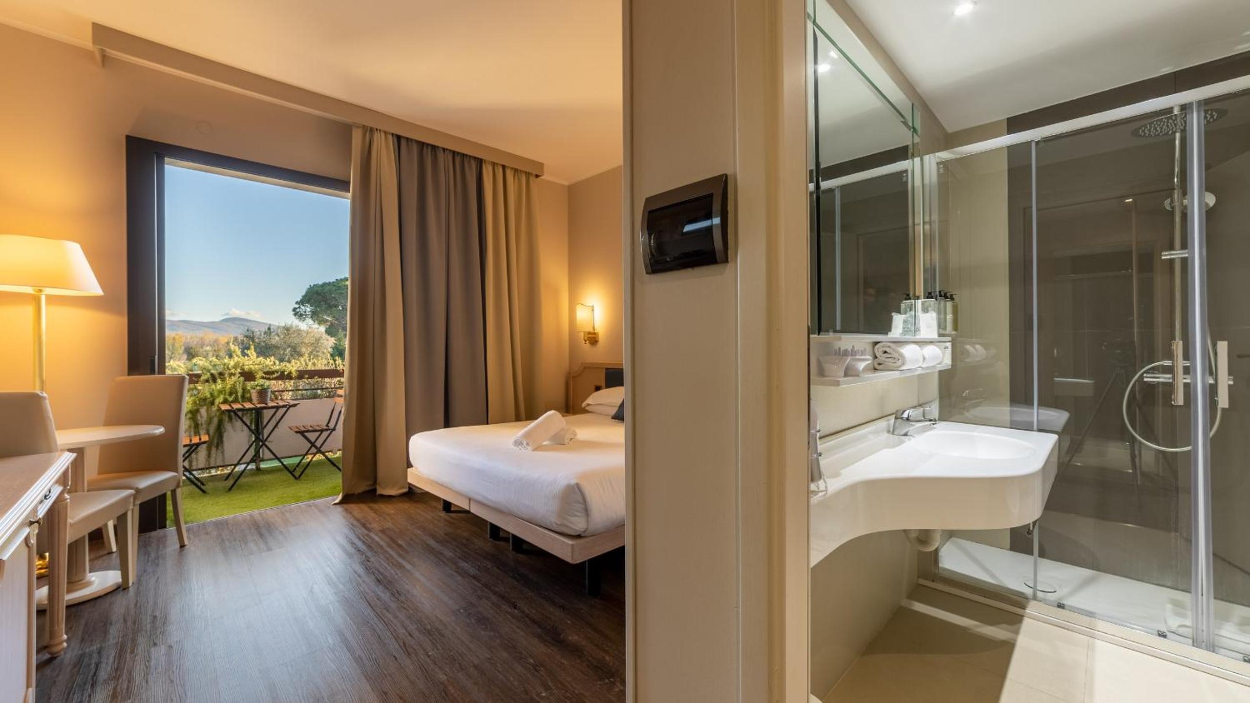 Deluxe Double Room with Spa Access and Pool View - Photo 3