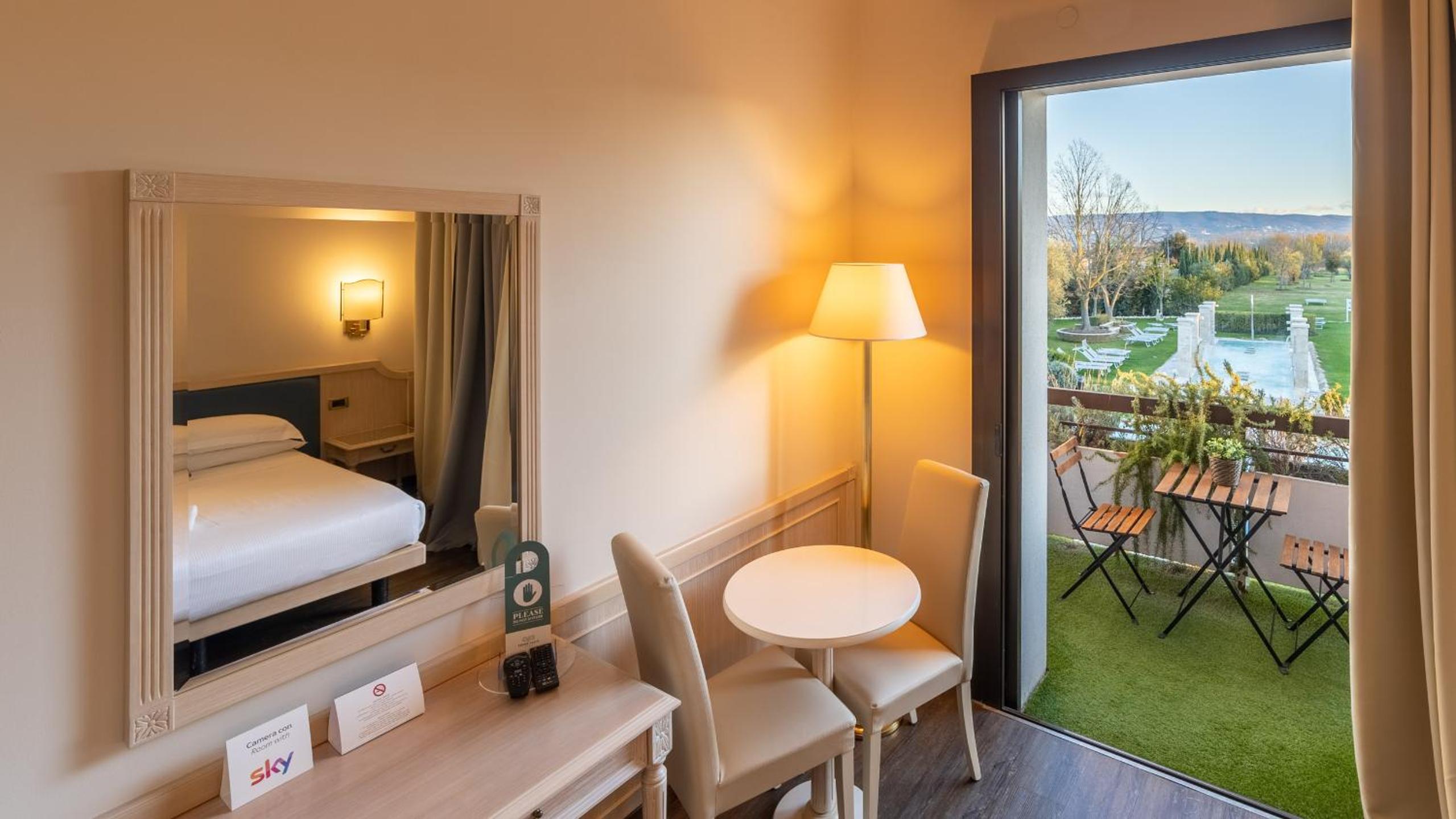 Deluxe Double Room with Spa Access and Pool View - Photo 2