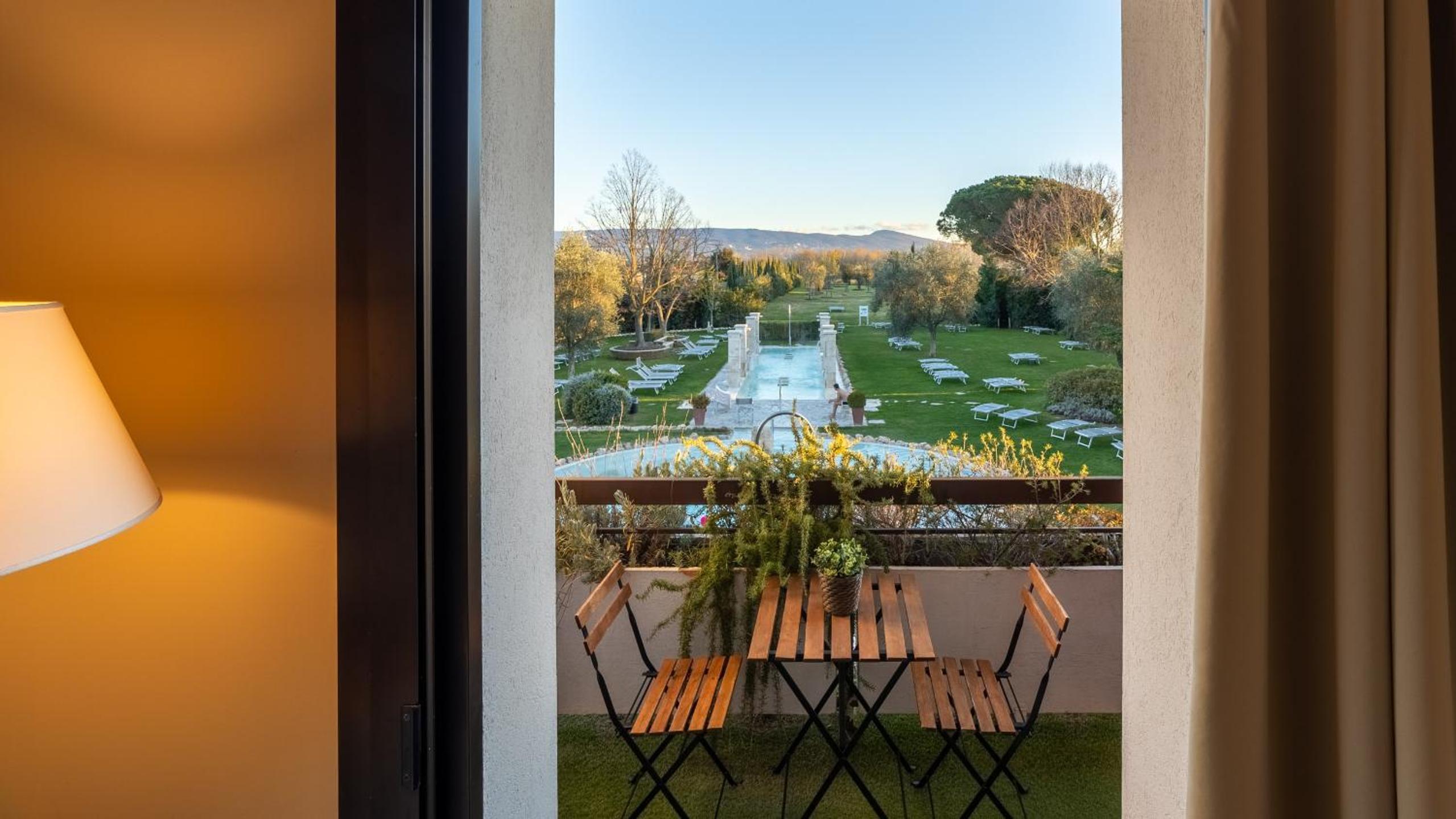 Deluxe Double Room with Spa Access and Pool View - Photo 4