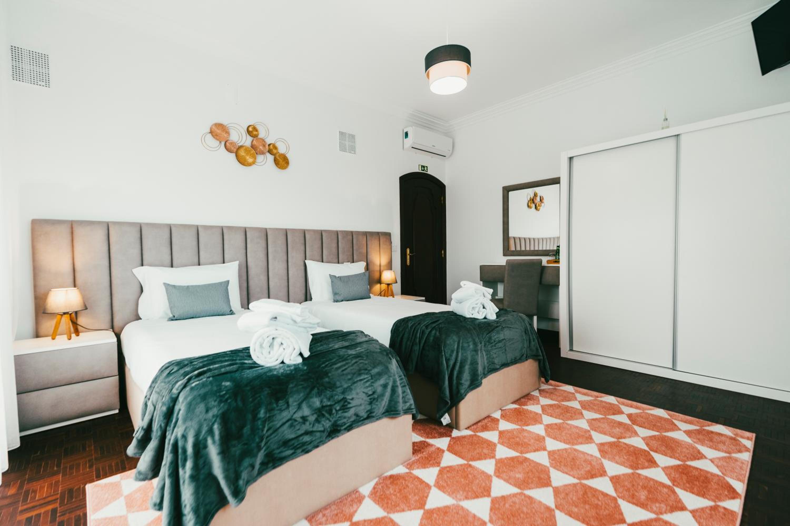 Twin Room with View - Photo 3