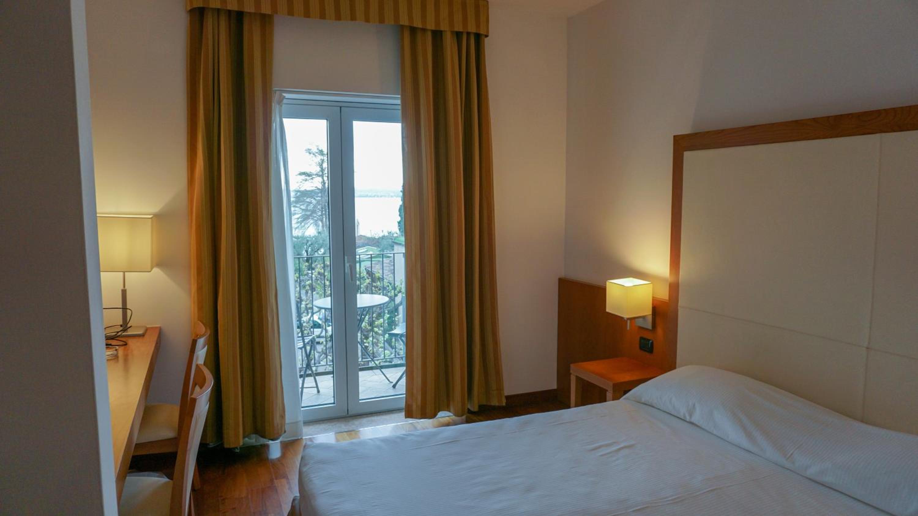 Superior Double or Twin Room with Balcony and Lake View - Photo 11
