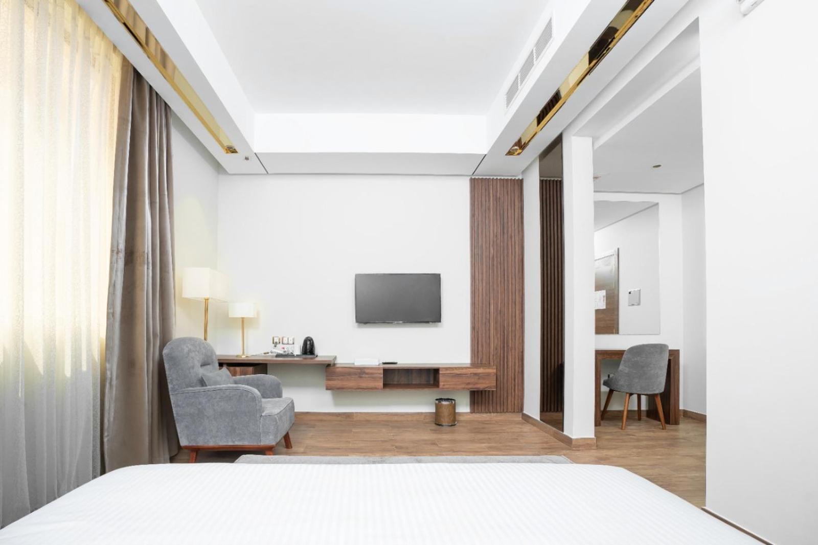 Superior King Room - Photo 3
