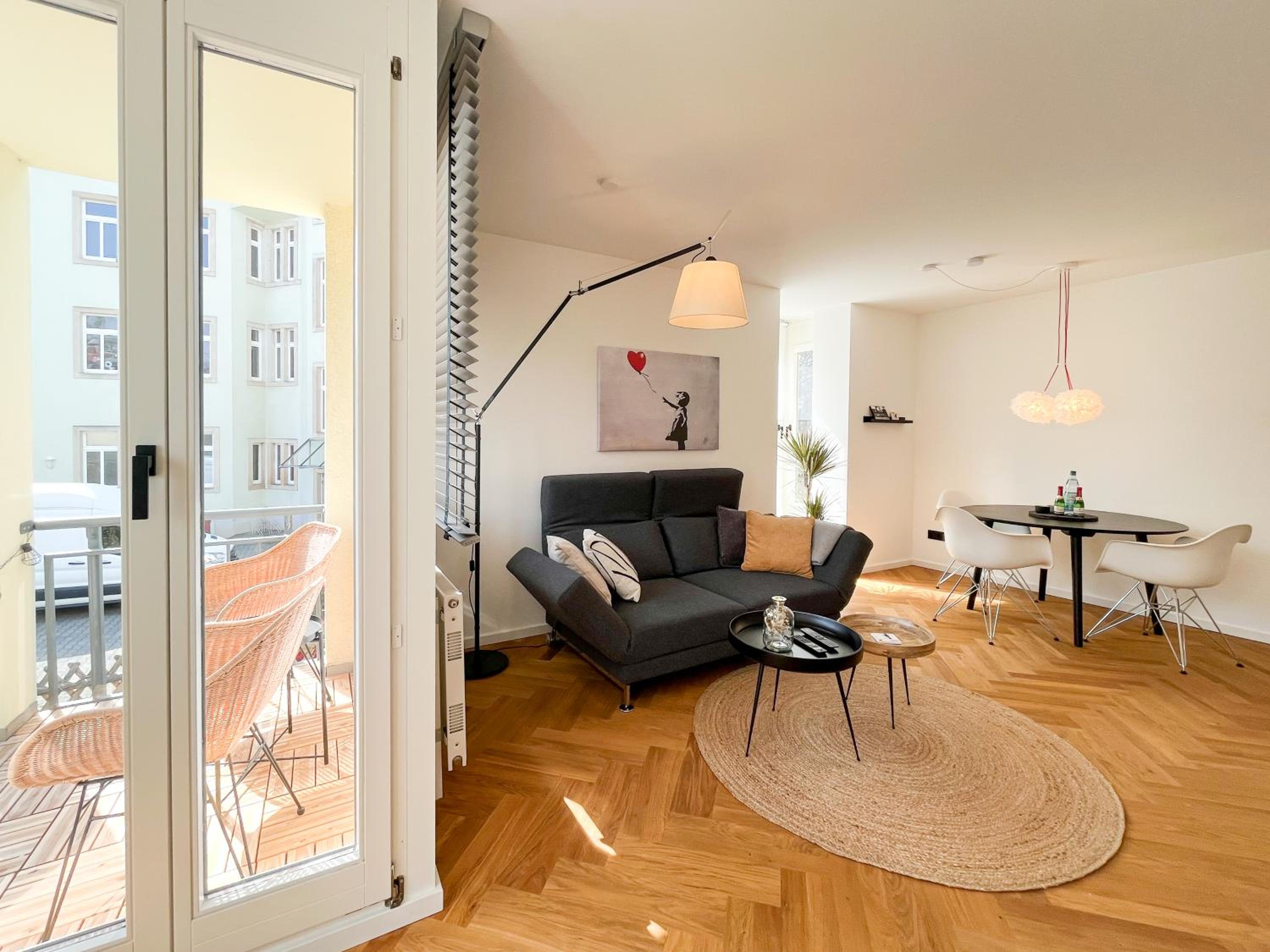 Apartment with Balcony photo 3