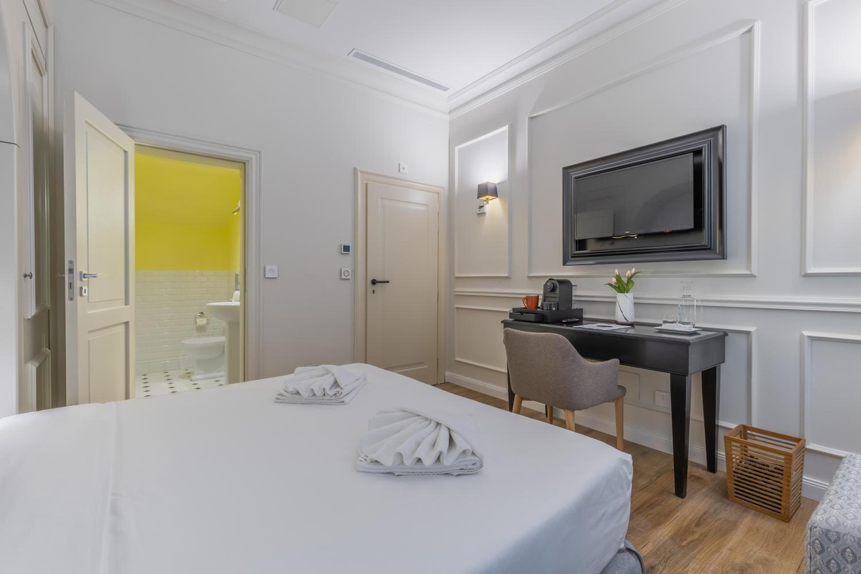 Standard Double Room - Photo 2