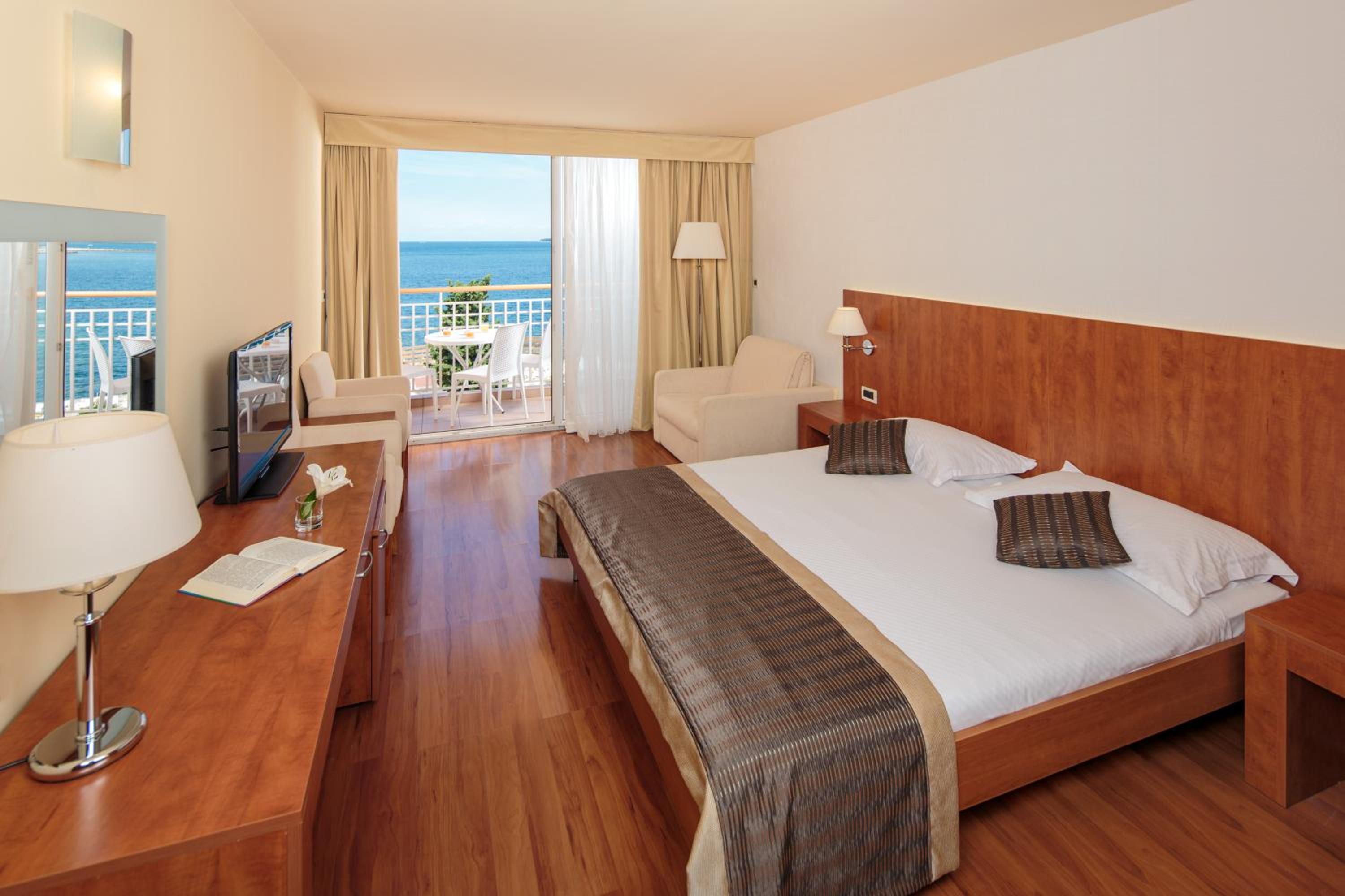 Premium Room with Balcony, Sea Side - extra bed photo 1