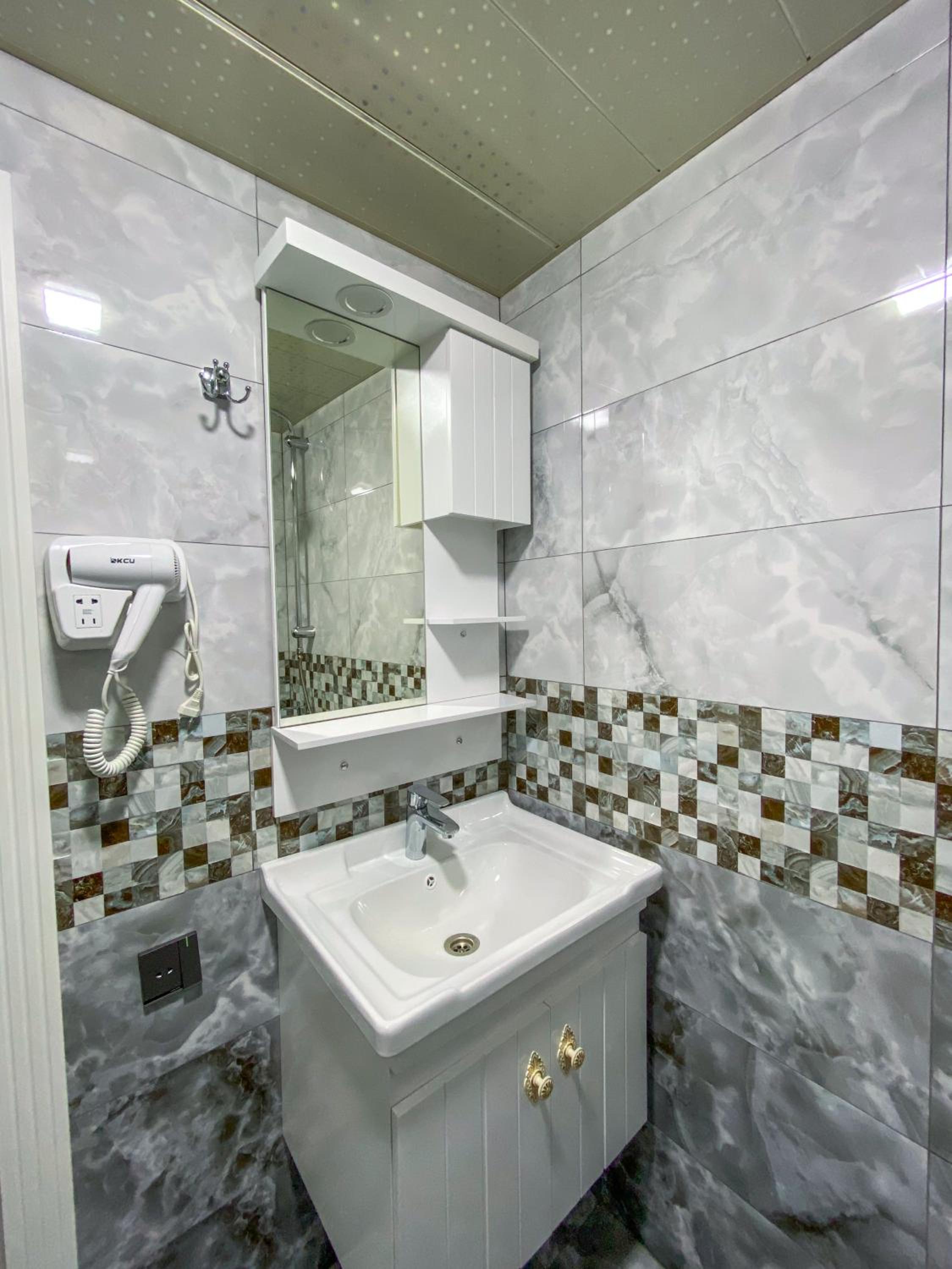 Deluxe Double Room (2 Adults + 1 Child) photo 3