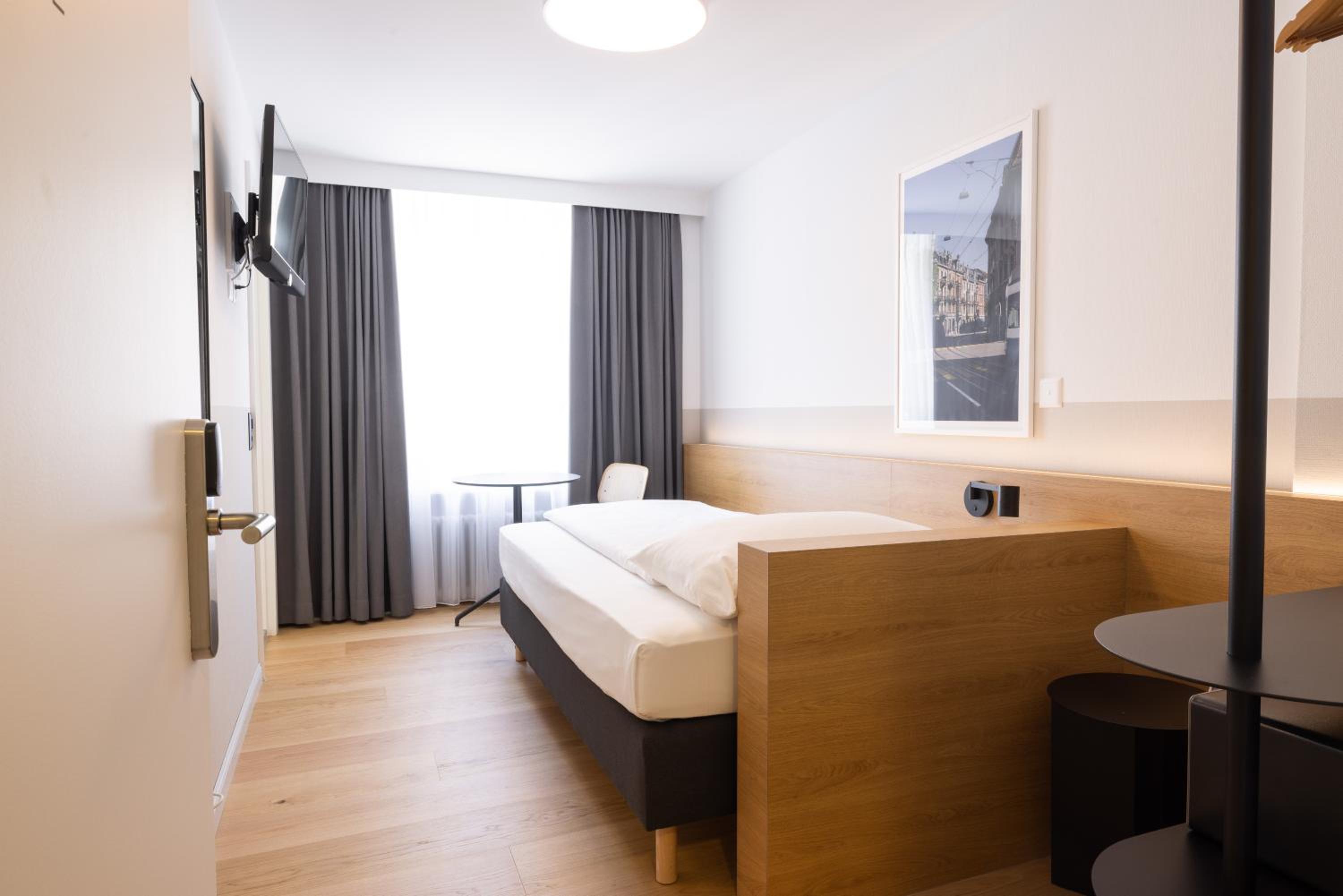 Single Room Plus thumbnail 6