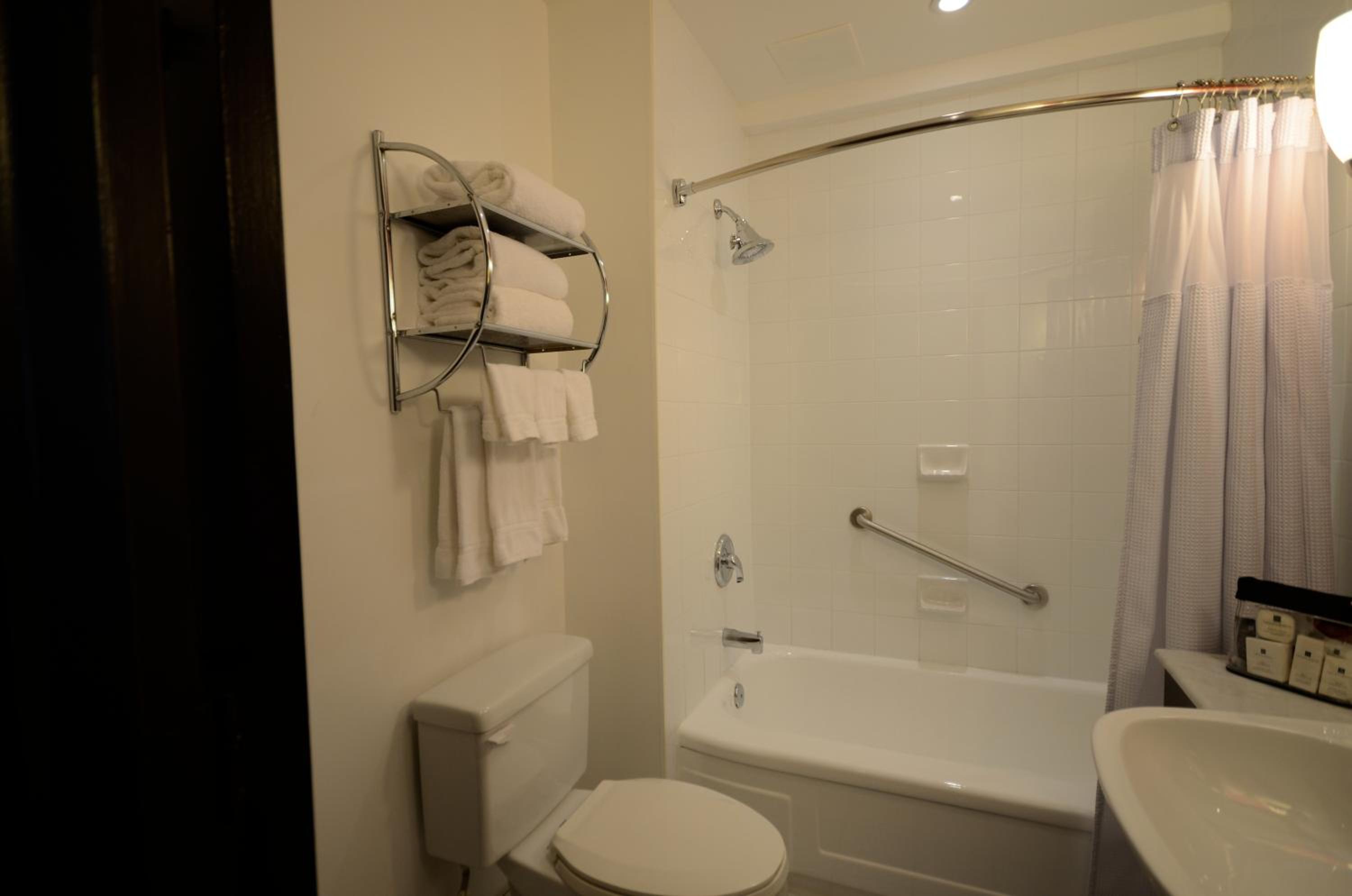 Queen Room With Bathtub - Mobility/Hearing Accessible - Non-Smoking