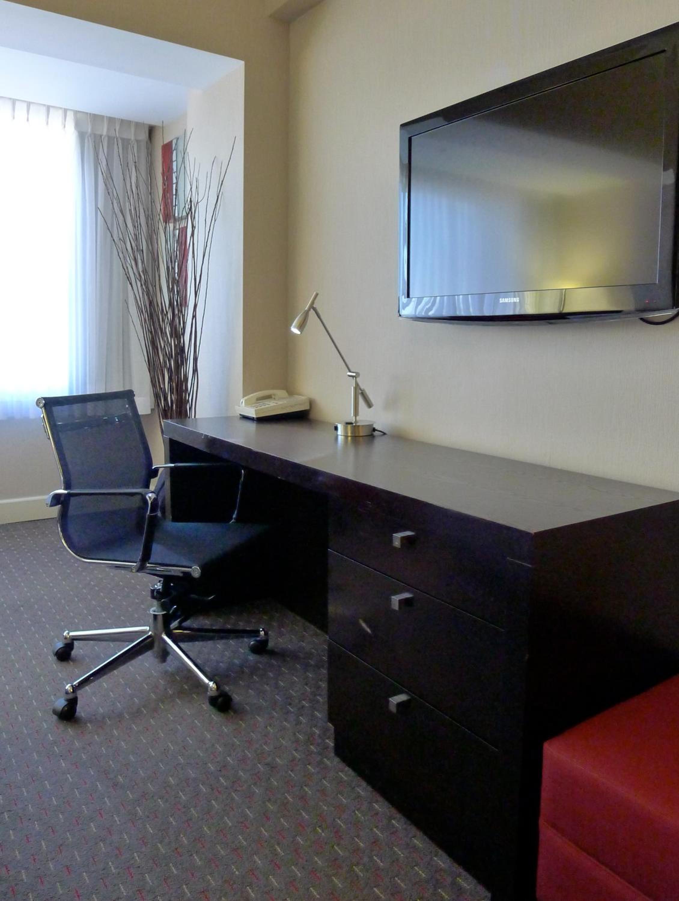 Queen Room With Roll-In Shower - Mobility/Hearing Accessible - Non-Smoking - Photo 4