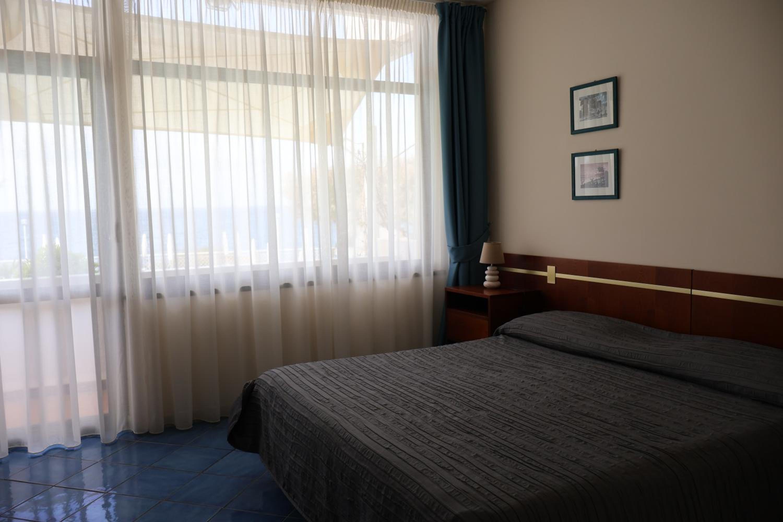 Standard Double or Twin Room with Sea View - Photo 1