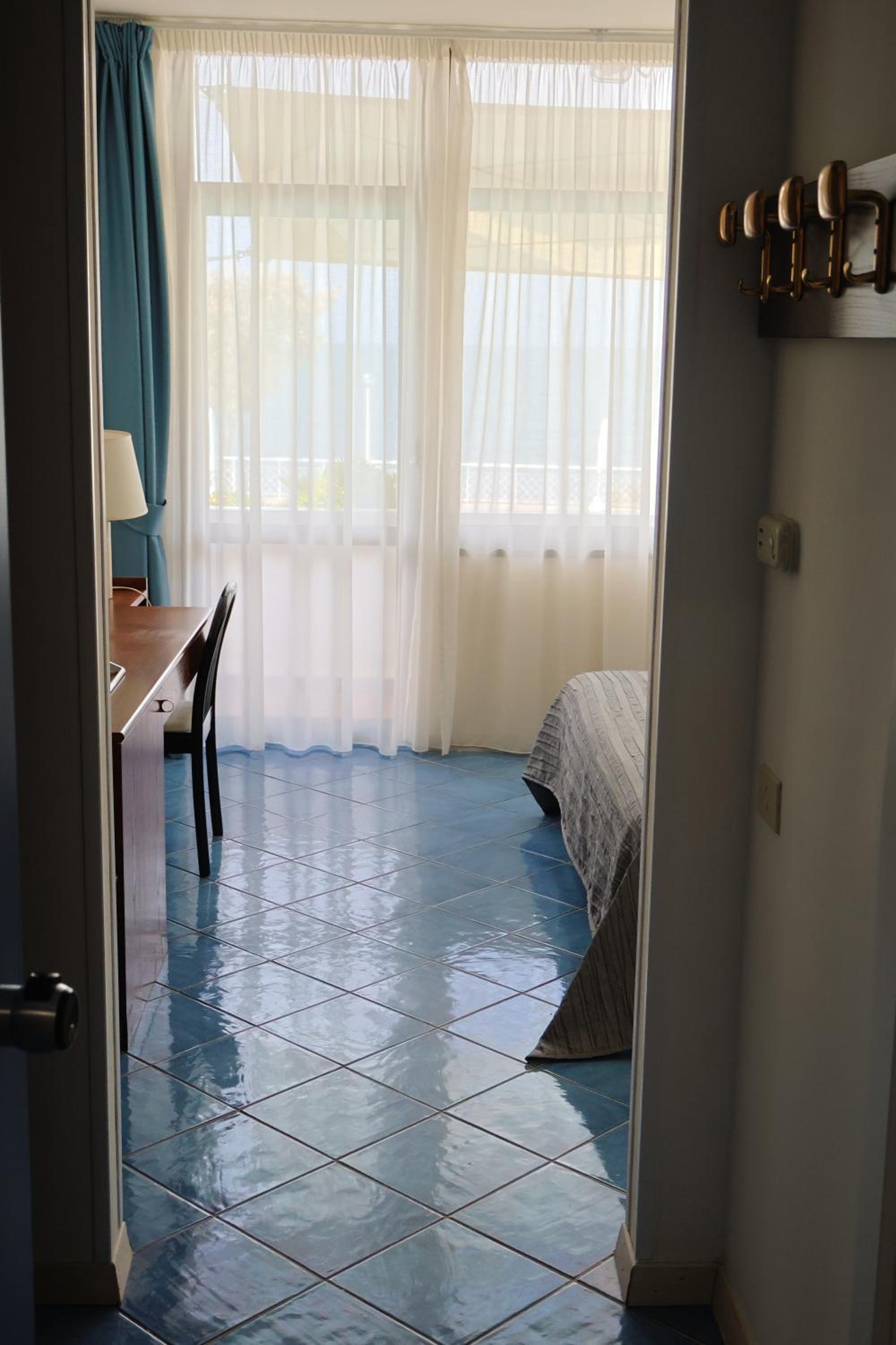Standard Double or Twin Room with Sea View - Photo 4