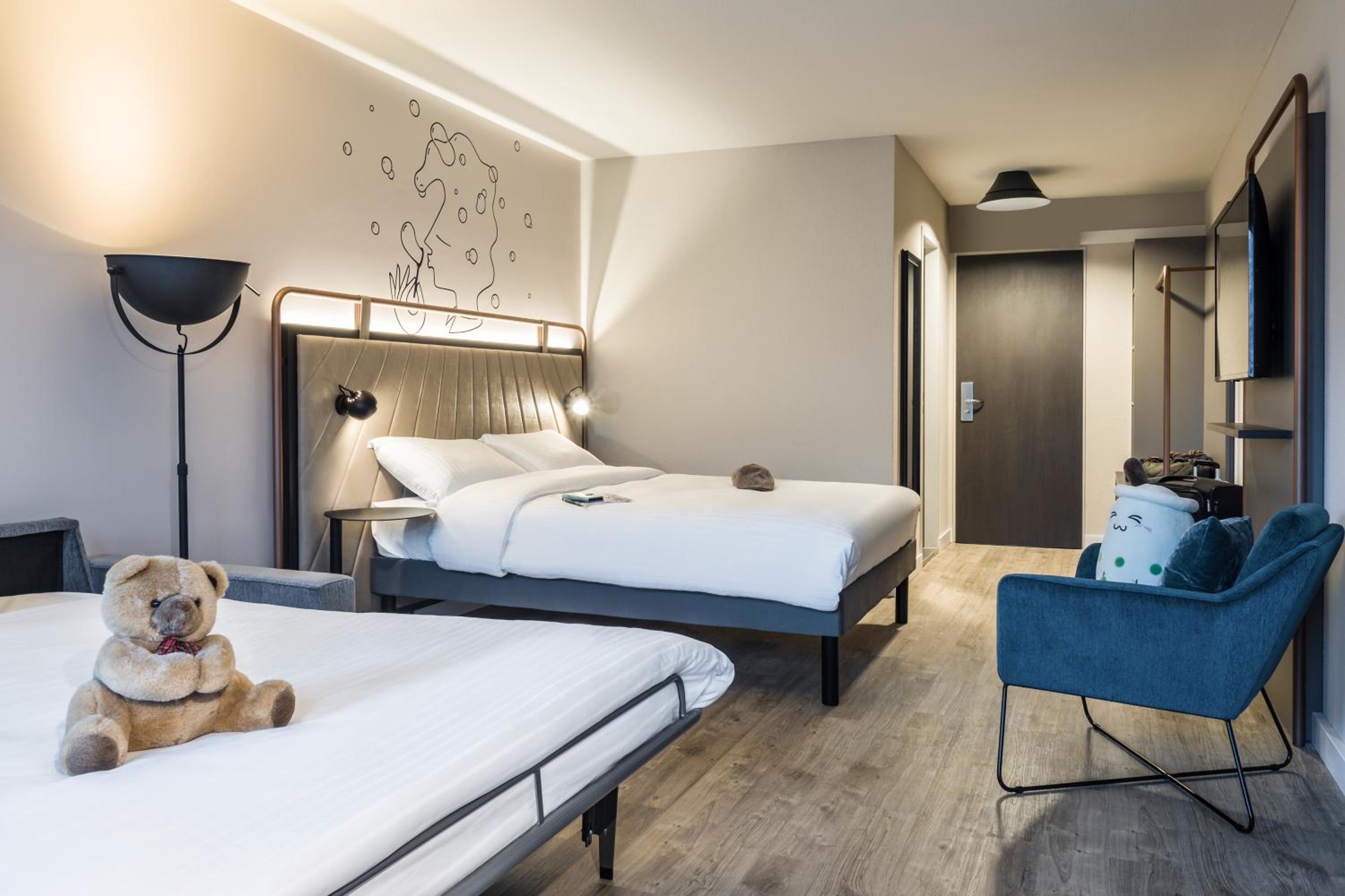 Family room with 1 Sweet Bed 160x200 by ibis Styles and sofa bed - Photo 6