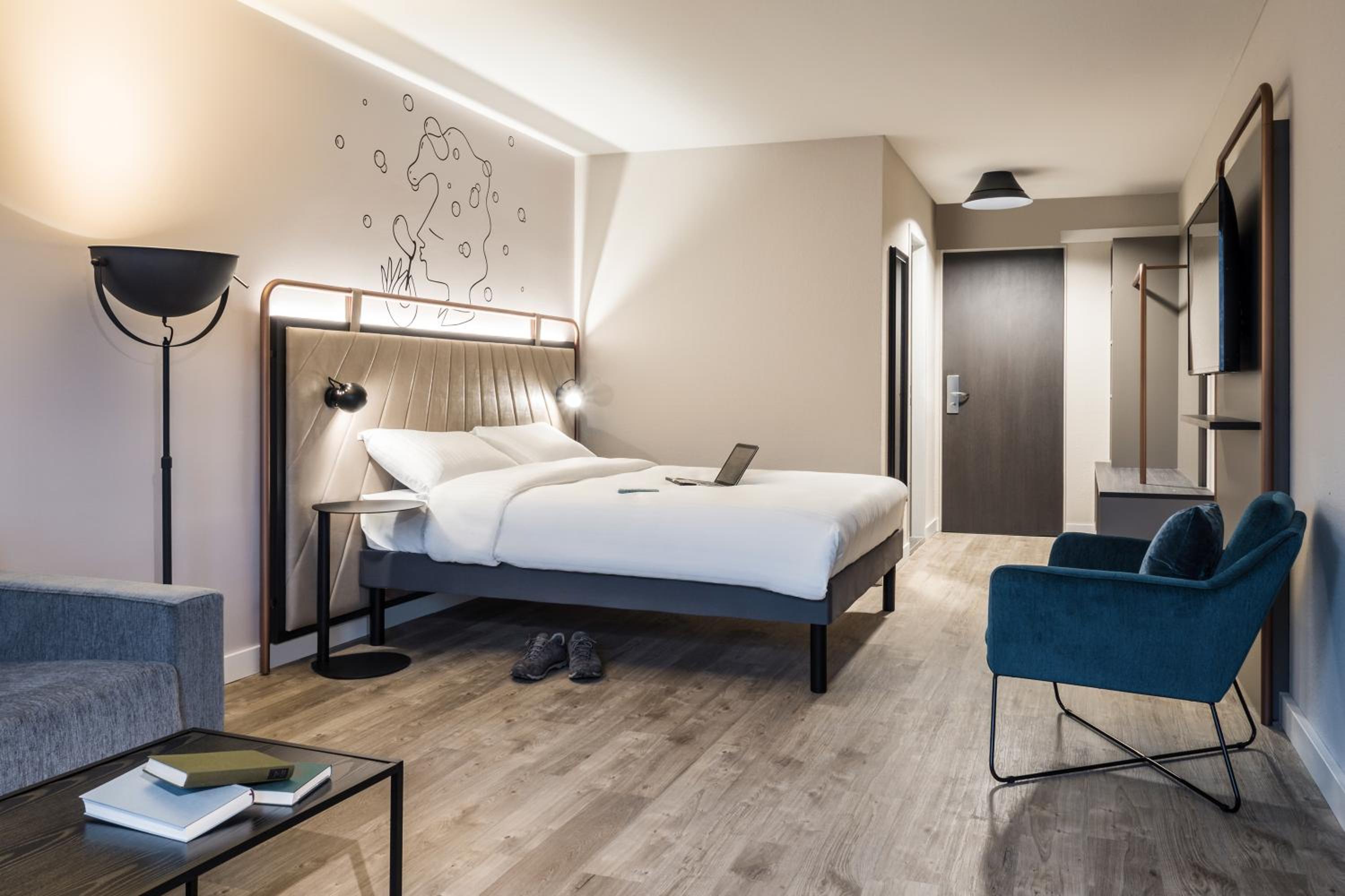 Family room with 1 Sweet Bed 160x200 by ibis Styles and sofa bed - Photo 5