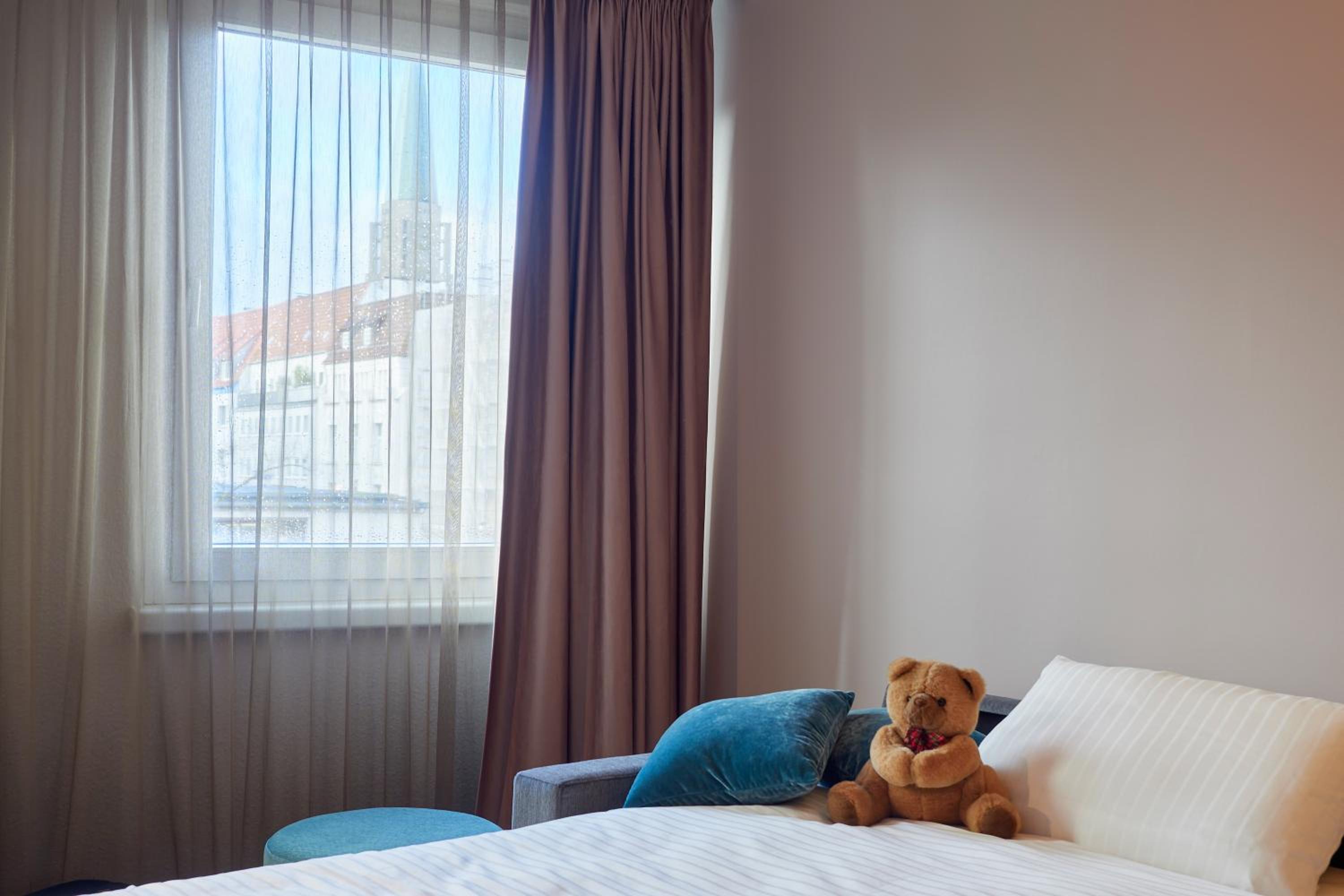 Family room with 1 Sweet Bed 160x200 by ibis Styles and sofa bed - Photo 1