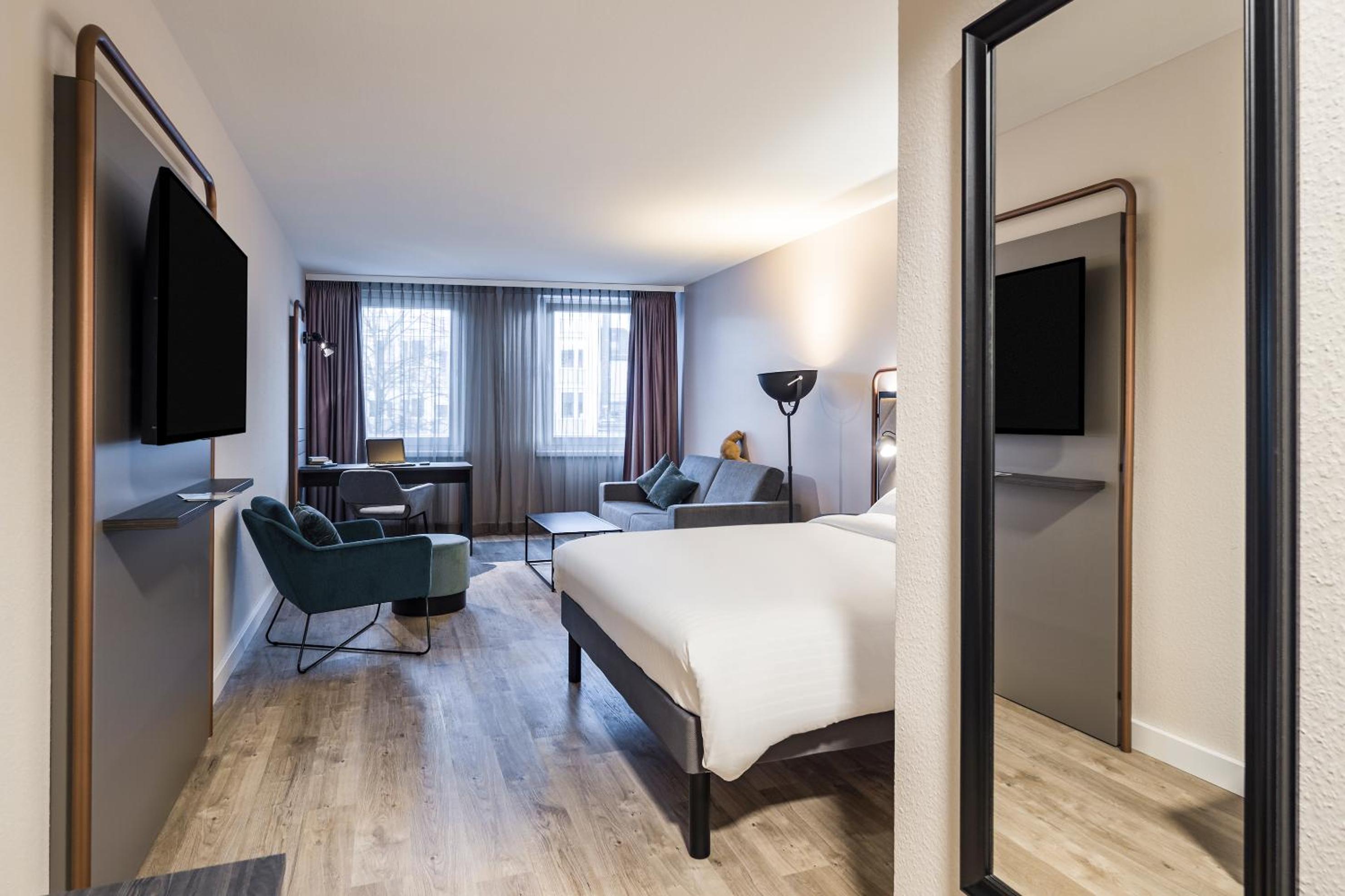 Family room with 1 Sweet Bed 160x200 by ibis Styles and sofa bed - Photo 4