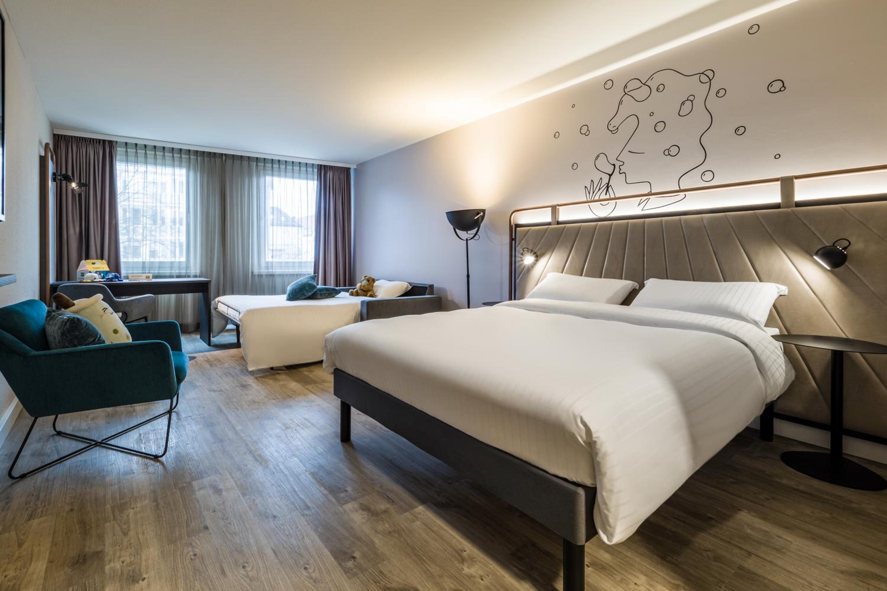 Family room with 1 Sweet Bed 160x200 by ibis Styles and sofa bed - Photo 11