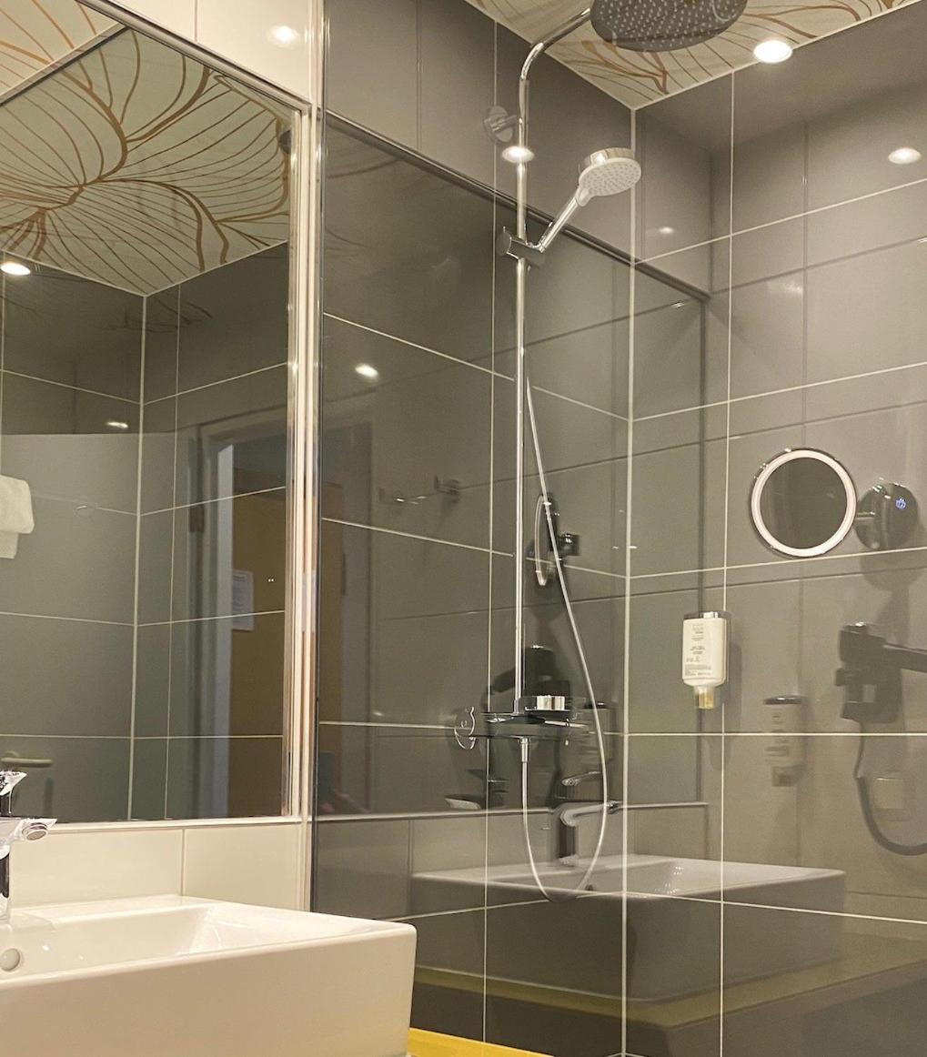 Family Room with Shower photo 2