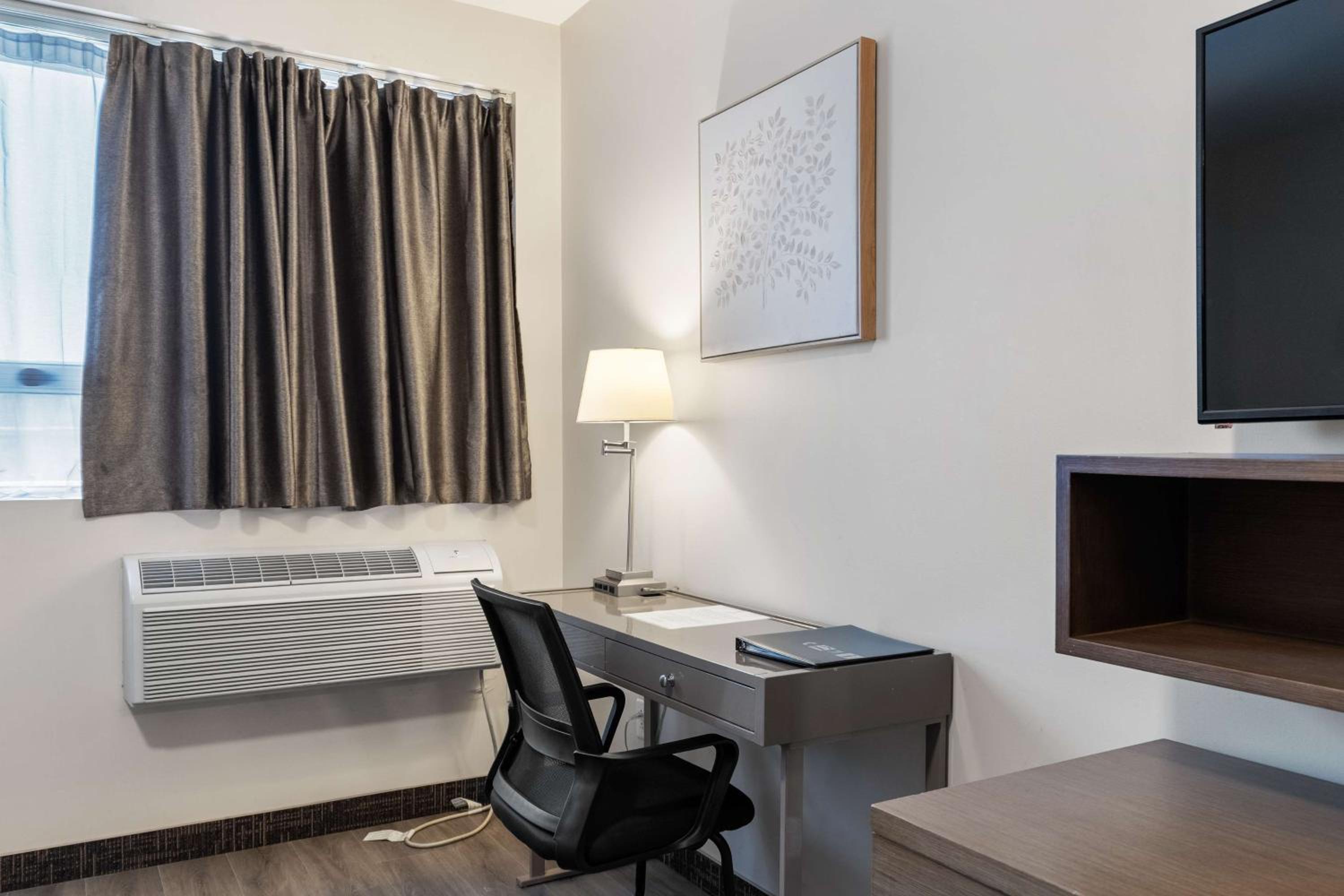 Quadruple Room with Two Queen Beds - Non Smoking