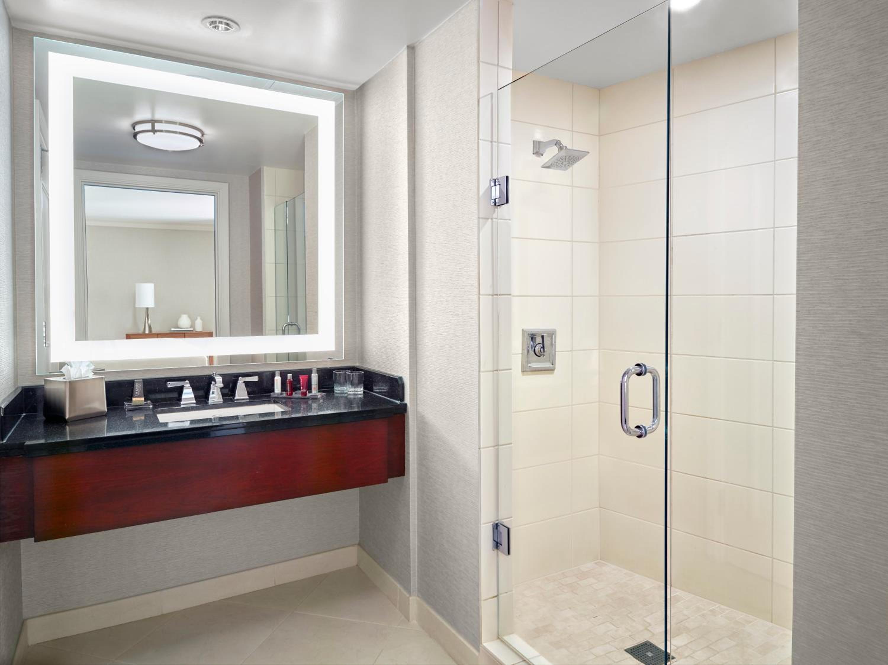 Guest Room with Two Double Beds and Concierge Lounge Access - Photo 4