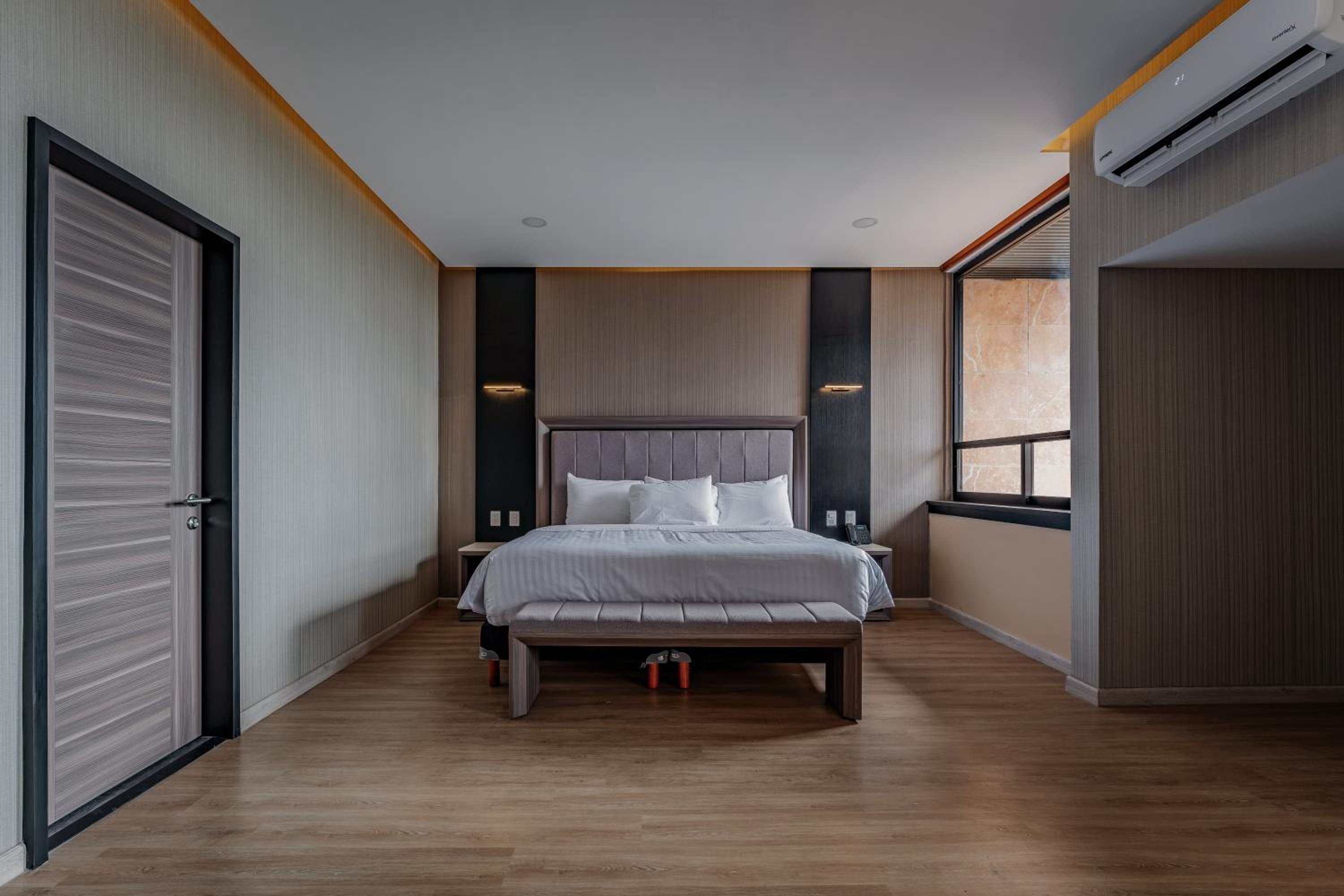 Deluxe King Suite - Photo 13