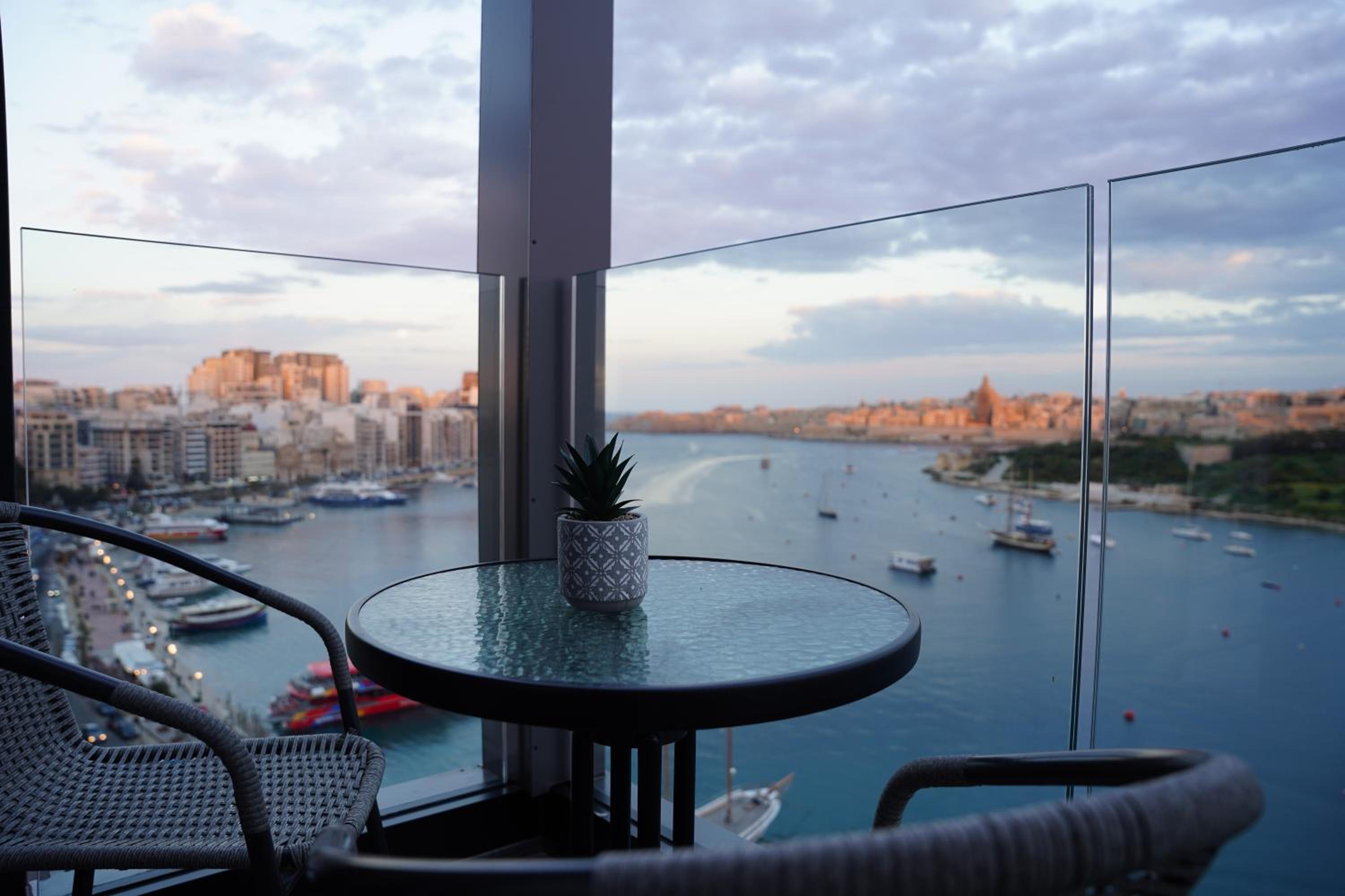 Deluxe Double Room with Balcony and Sea View - Photo 15
