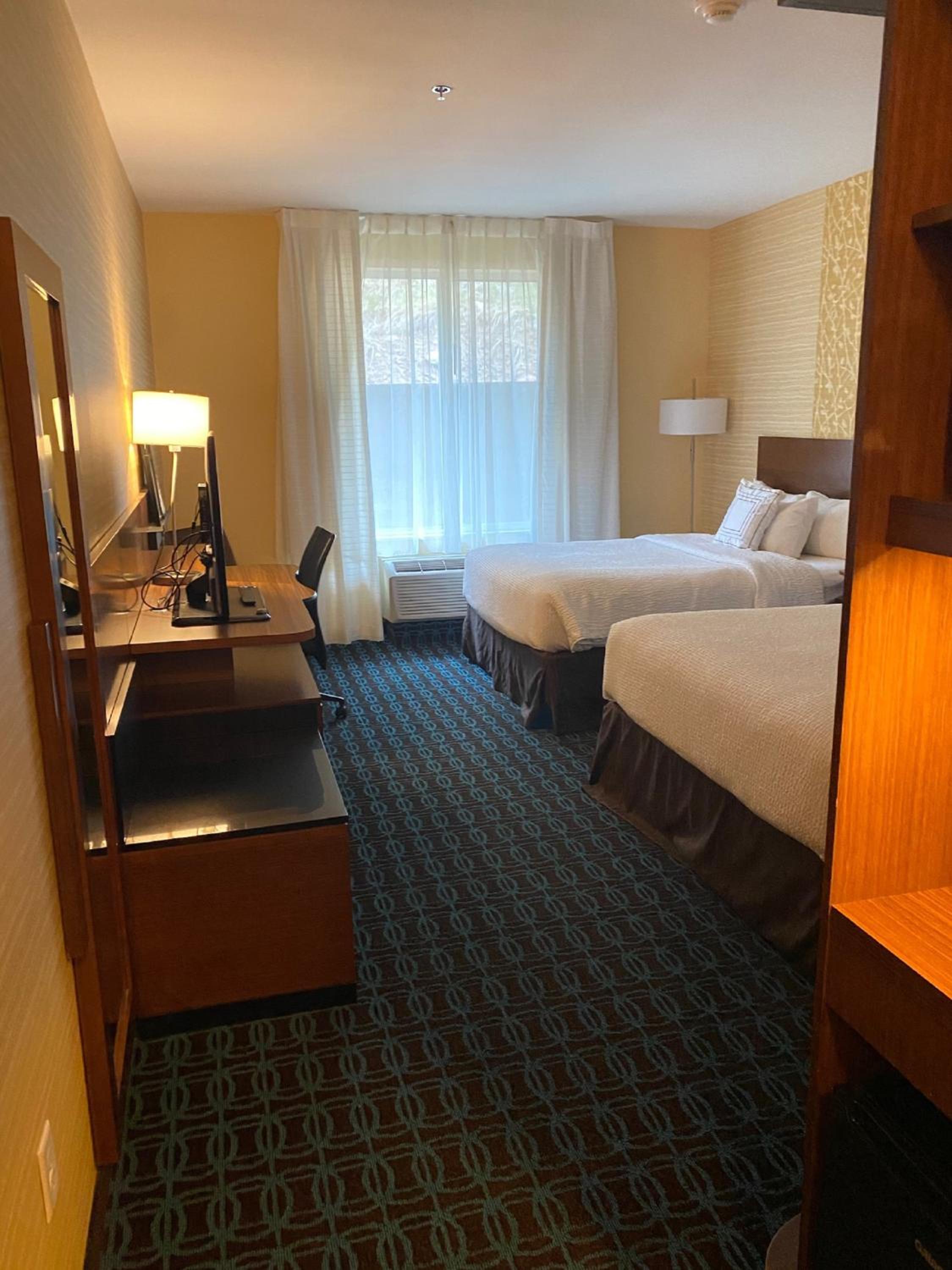 Queen Room with Two Queen Beds and Adapted Tub - Mobility Accessible