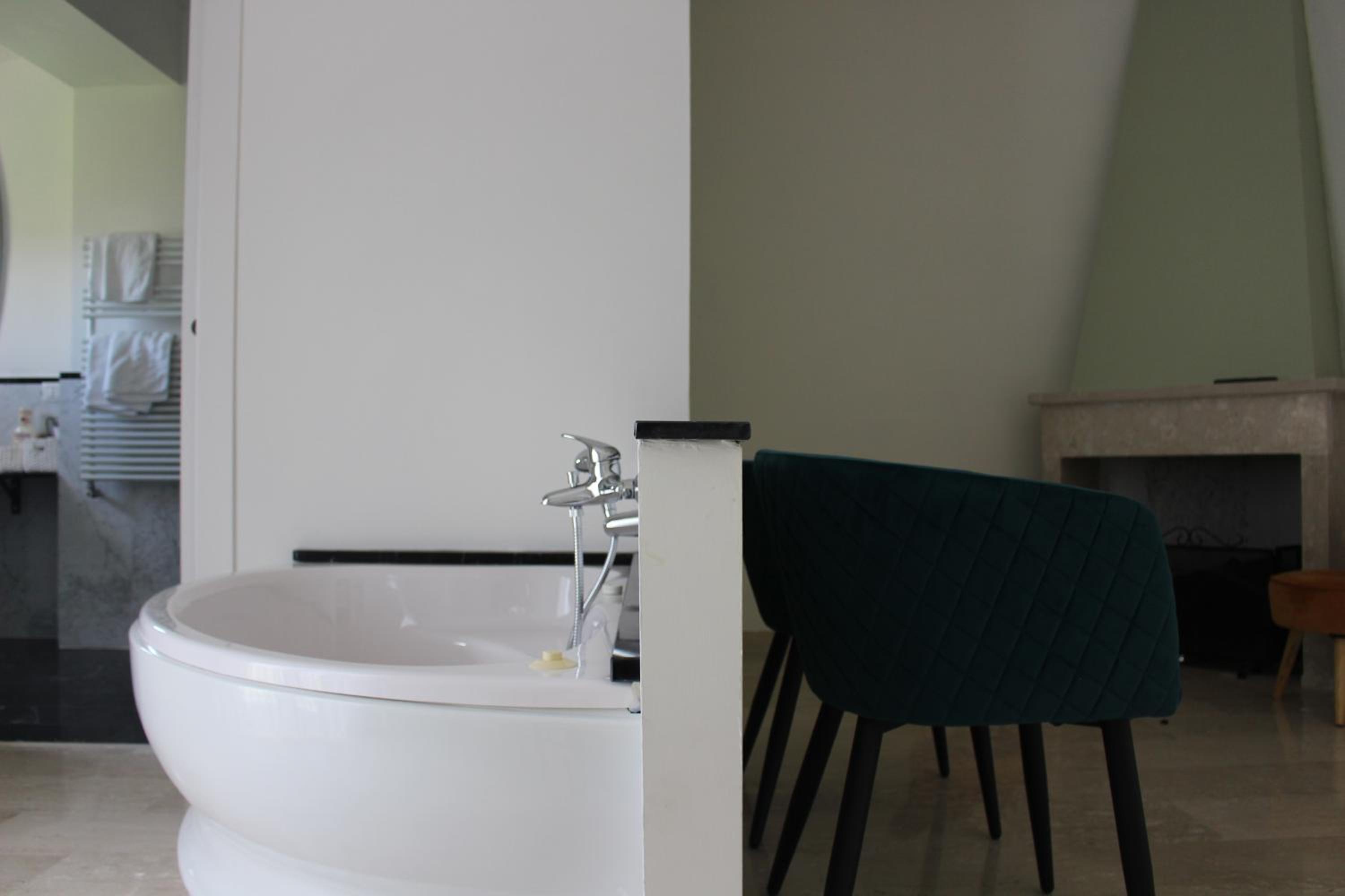 Suite with Spa Bath - Photo 2