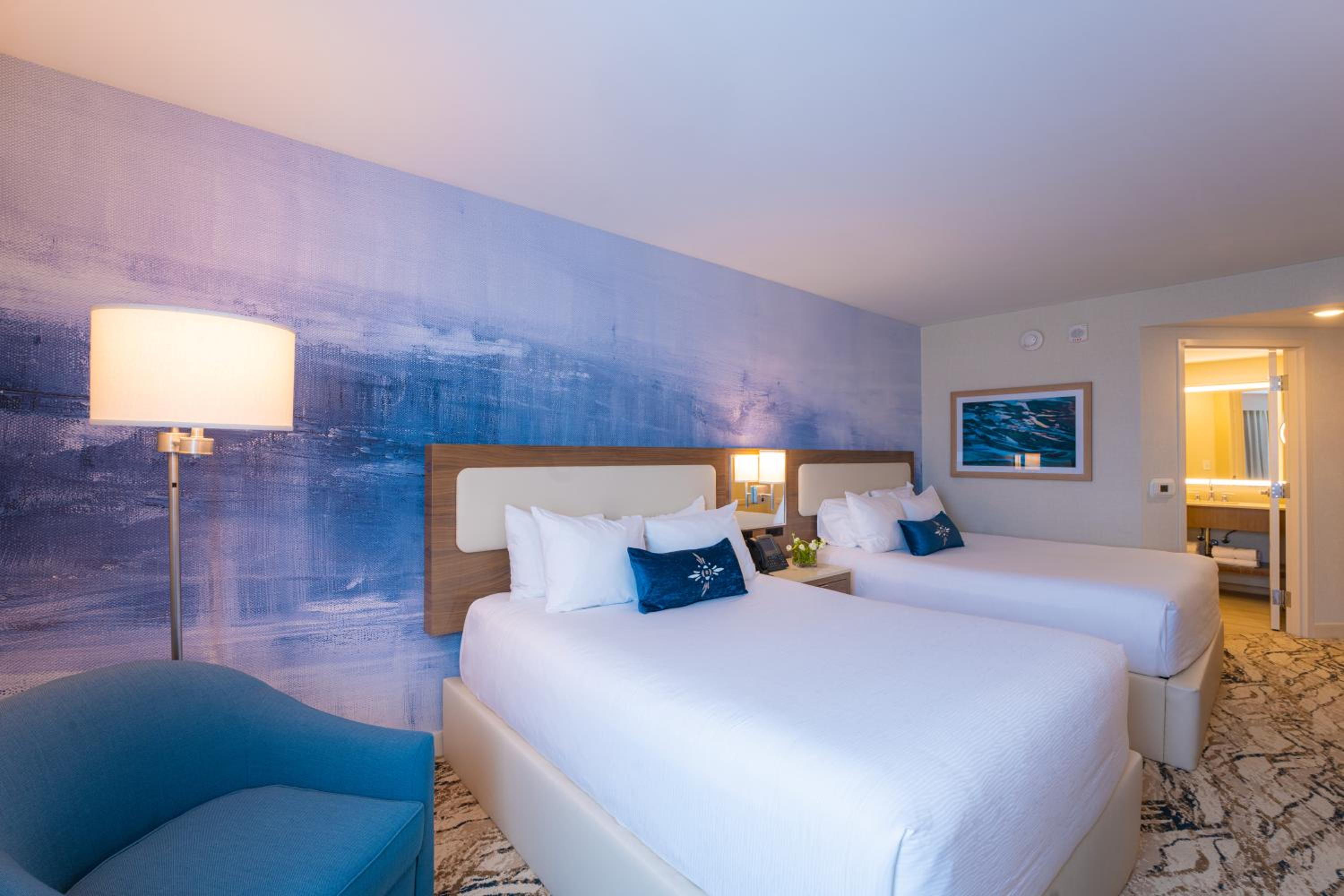Deluxe Queen Room with Two Queen Beds - Non-Smoking photo 2