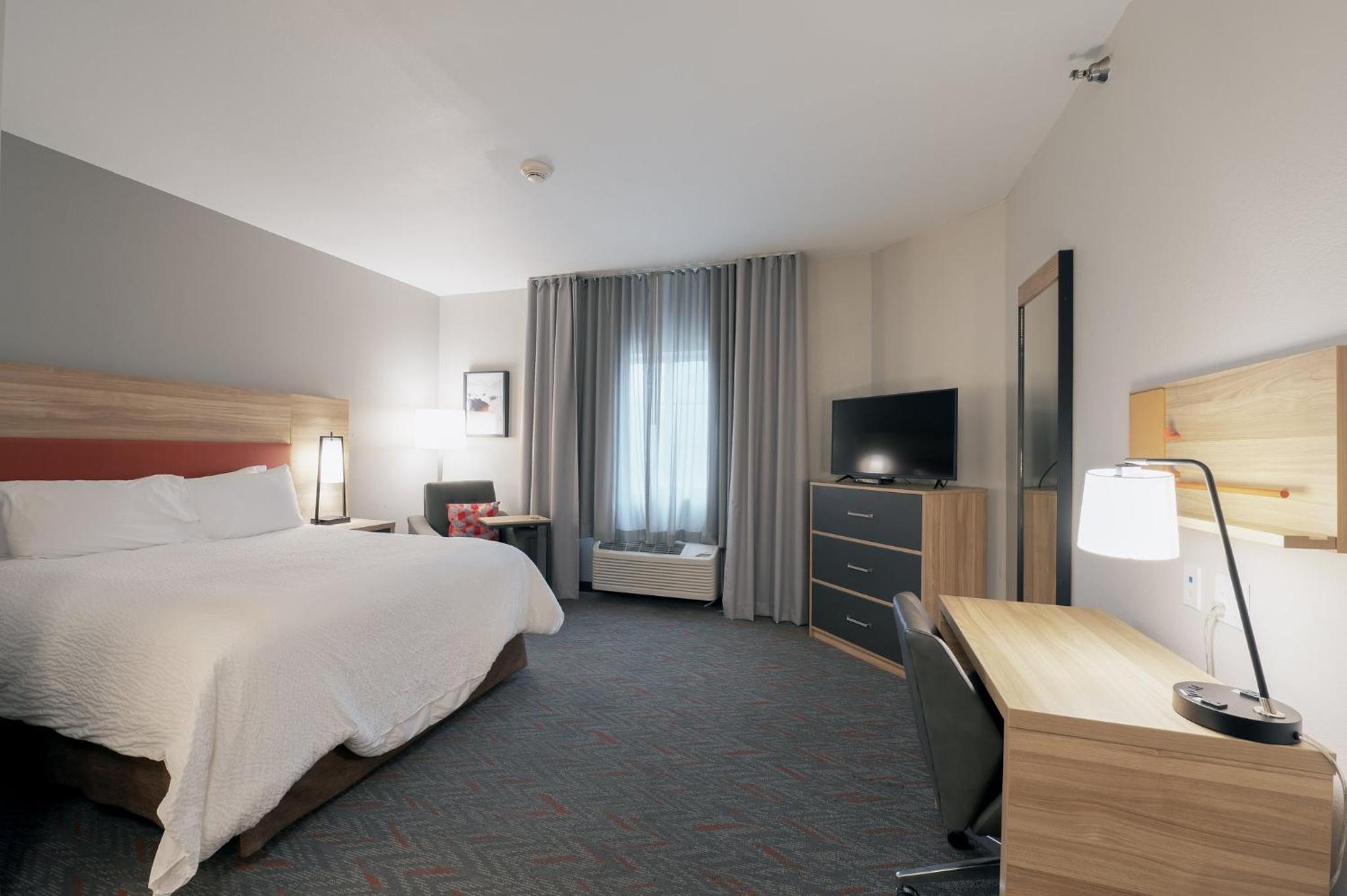 Queen Studio Suite - Photo 1