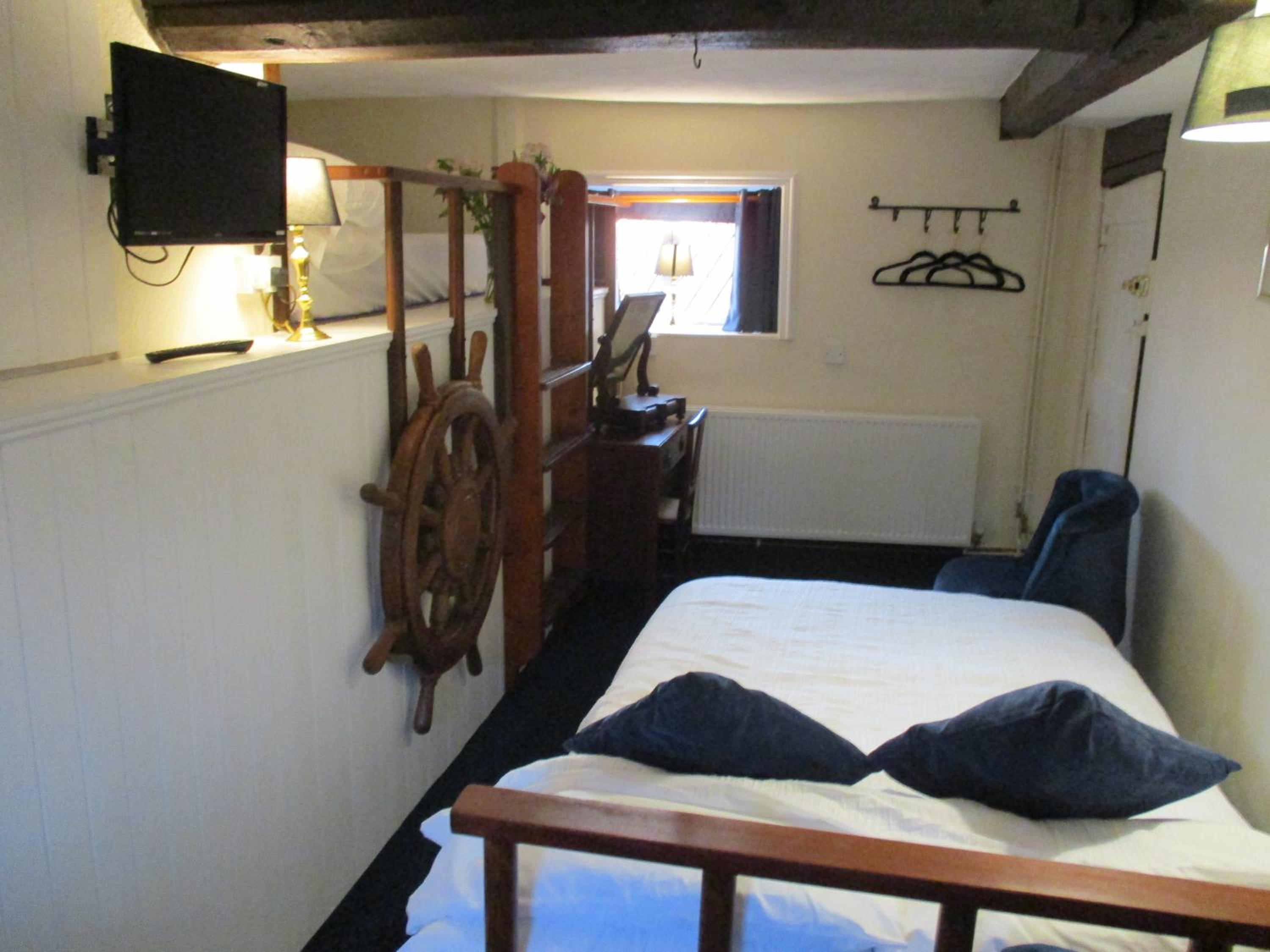 One-Bedroom Apartment photo 1