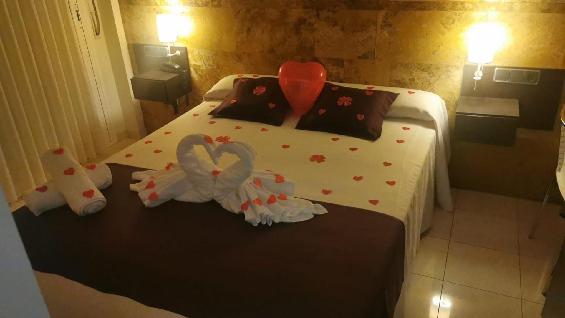 Paquete Romántico (Pétalos y Chocolates) - Habitación Doble Estándar o con Dos Camas individuales