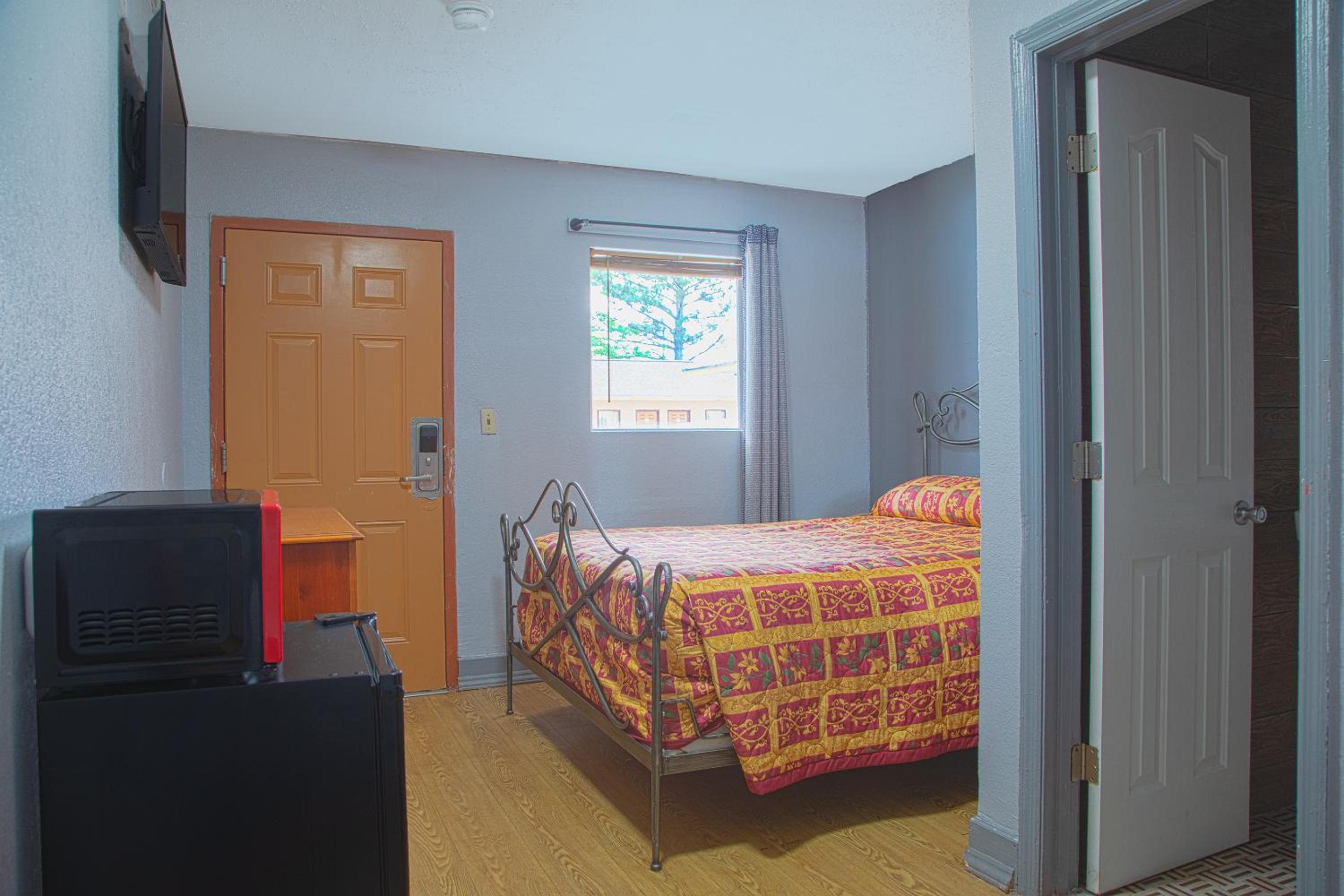 Queen Bed Non-Smoking - Photo 6