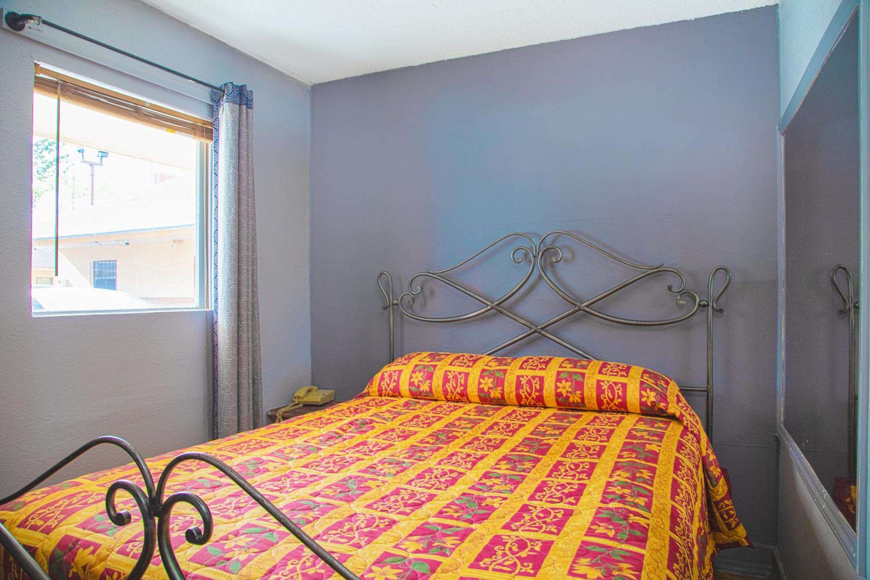 Queen Bed Non-Smoking - Photo 3