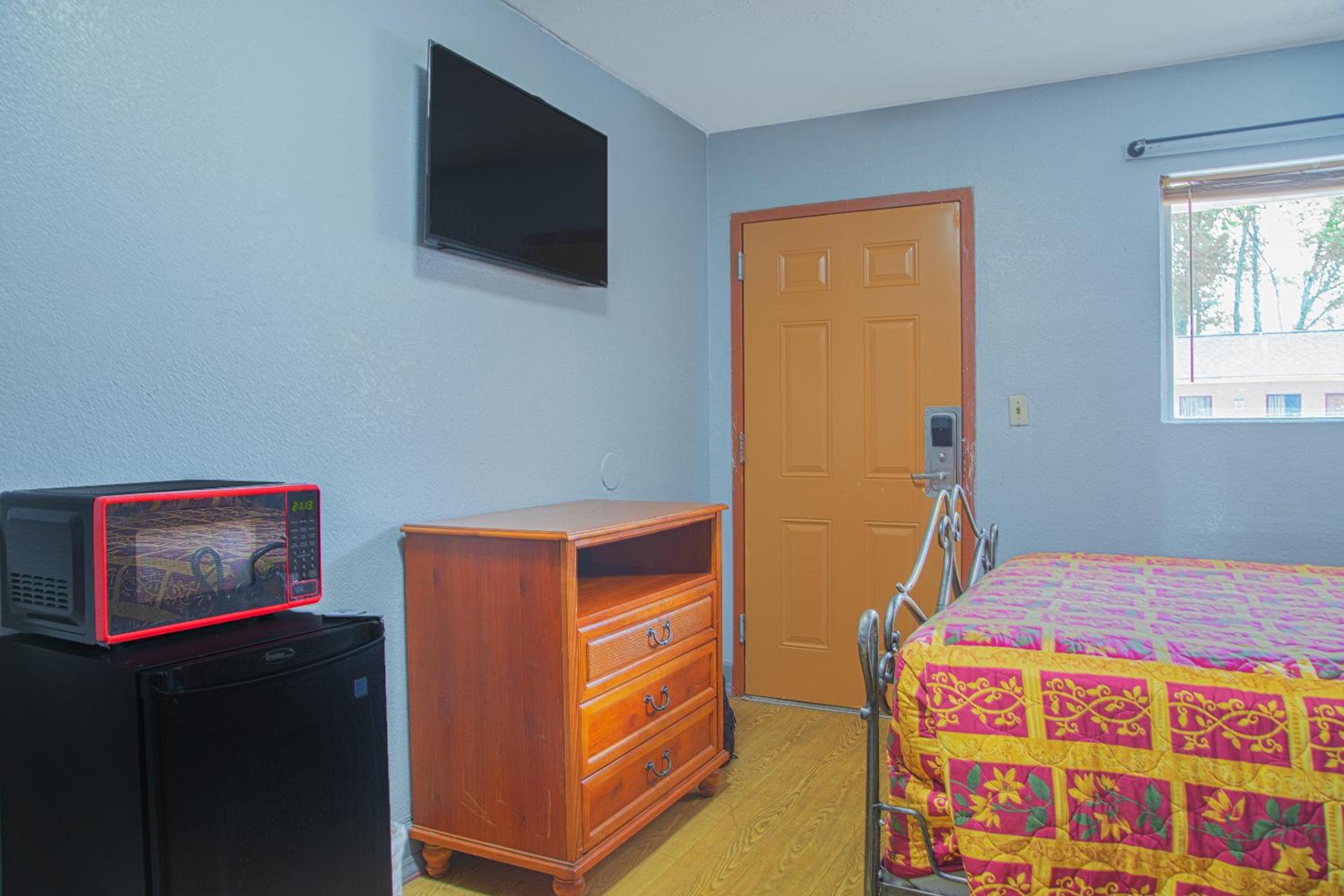 Queen Bed Non-Smoking - Photo 2