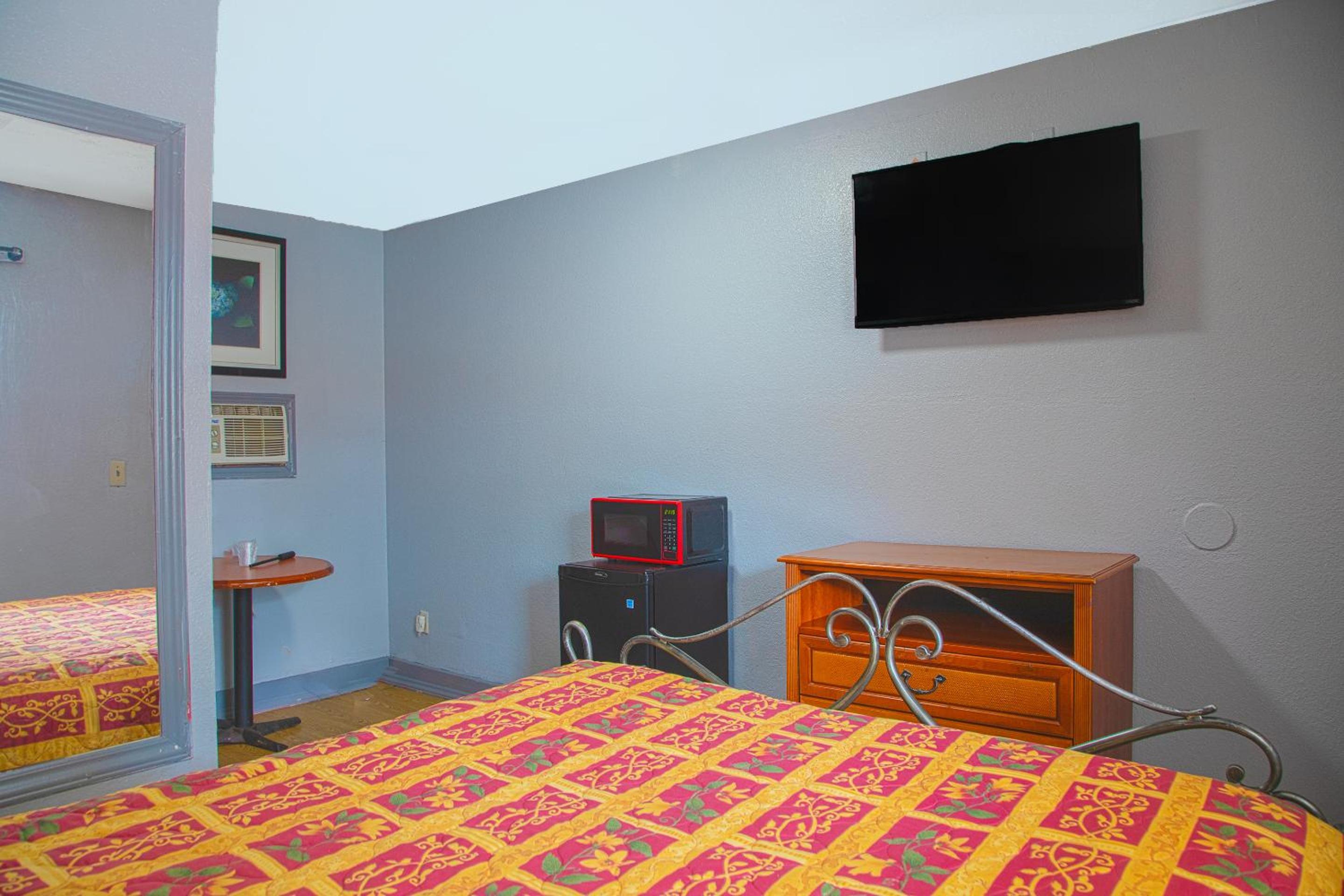 Queen Bed Non-Smoking - Photo 7